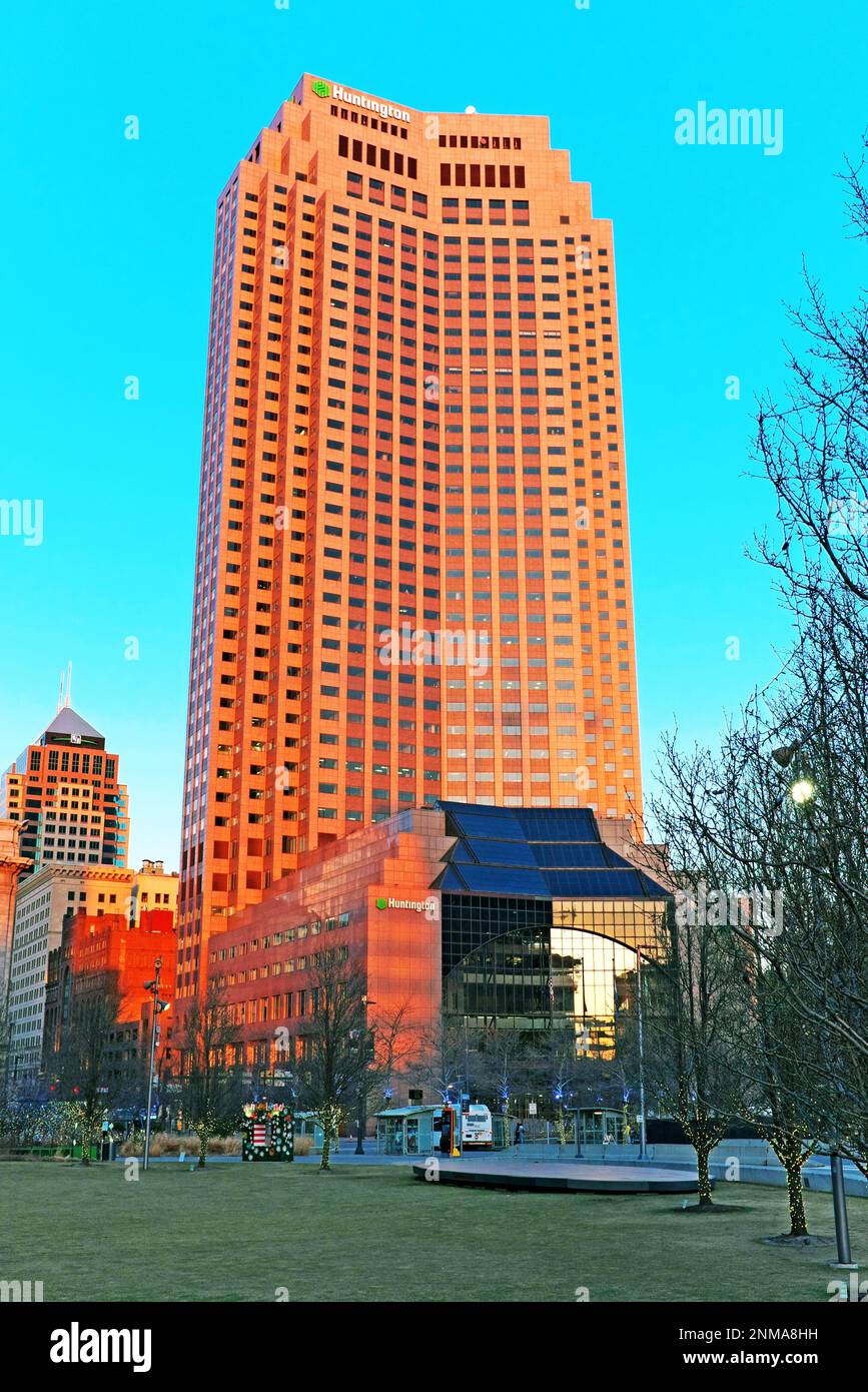 Der 45-stöckige postmoderne Wolkenkratzer, 200 Public Square, ragt über dem Public Square in der Innenstadt von Cleveland, Ohio, USA. Stockfoto