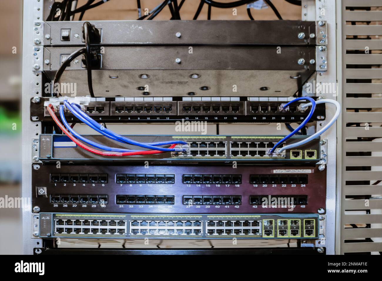 Schrankgestell mit Computerkabeln Stockfoto