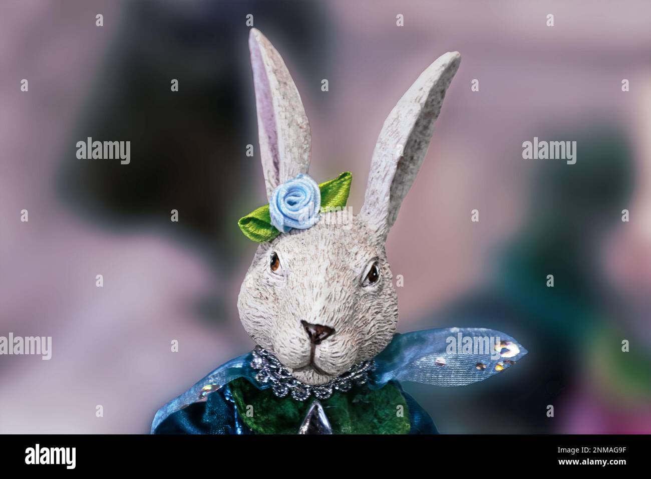 Kopf und Schultern von Osterhase-Figuren - in glänzender Kleidung gekleidet - abstrakt verschwommener Hintergrund und Platz für Kopien Stockfoto