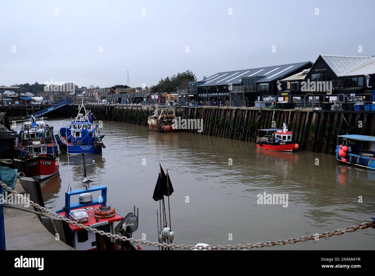 whitstable Town in East kent, zeigt Boote, die im Hafen festgemacht sind, uk februar 2023 Stockfoto