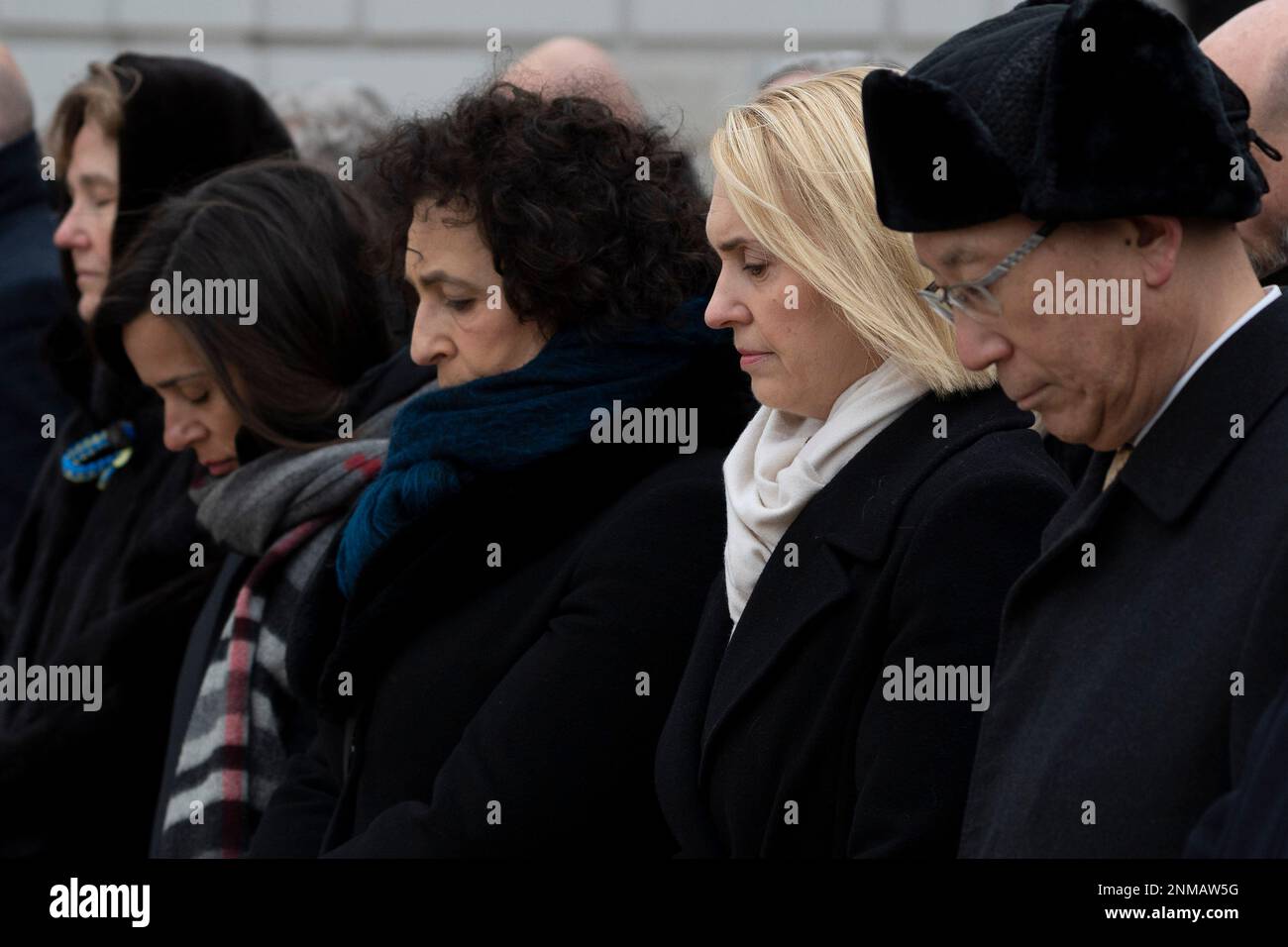 Kiew, Ukraine. 24. Februar 2023. Mitglieder des diplomatischen Korps halten sich während des 1. Jahrestages der russischen Invasion auf dem Platz der Hagia Sophia am 24. Februar 2023 in Kiew, Ukraine, für eine Schweigeminute bereit. Von links: Deutsche Botschafterin Anka Feldhusen, kanadische Botschafterin Larisa Galadza, britische Botschafterin in der Ukraine Melinda Simmons, US-Botschafterin Bridget Brink und japanische Botschafterin Matsuda Kuninori Credit: Pool Photo/Pressestelle des ukrainischen Präsidenten/Alamy Live News Stockfoto