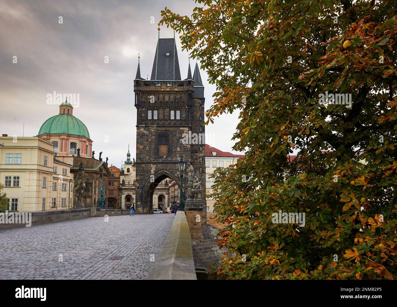 Blick auf die Karlsbrücke in Prag am frühen Herbstmorgen Stockfoto