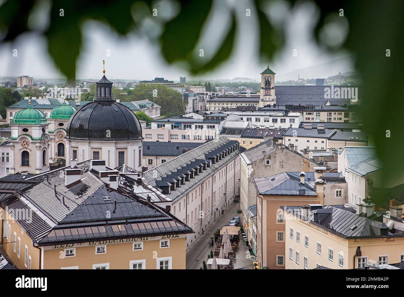 Blick auf den Stadtteil Neustadt mit Kuppel der Dreifaltigkeitskirche Dreifaltigkeitskirche und Priesterhausgasse Street, Salzburg, Österreich Stockfoto