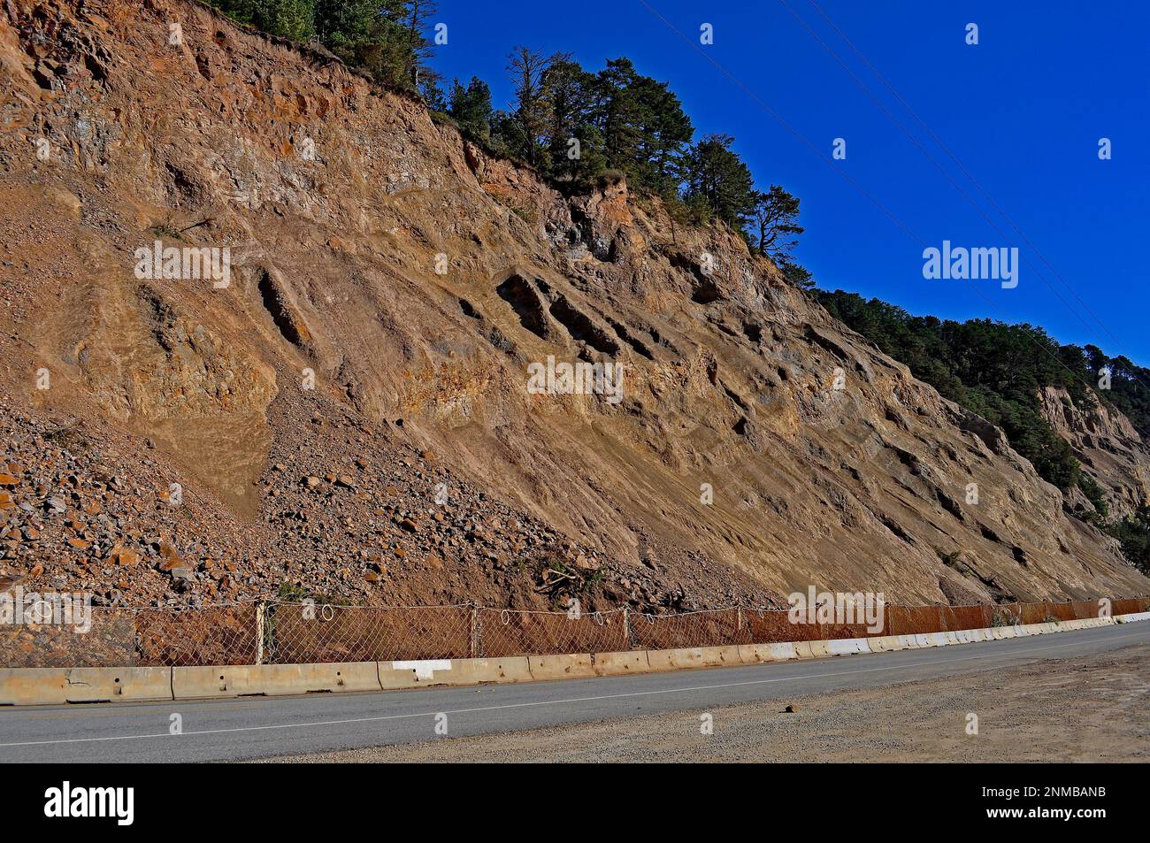 Küstenklippen entlang der California State Route One in der Nähe von Santa Cruz, Kalifornien Stockfoto