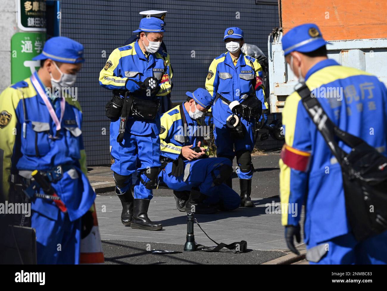Police officers investigate the site of a bicycle and truck accident in Setagaya Ward, Tokyo on Nov. 11, 2021. 8-month –old baby who was on a bicycle with 37-year-old mother was seriously injured.( The Yomiuri Shimbun via AP Images ) Stockfoto