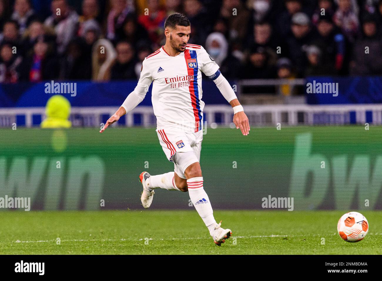 November 4, 2021, Lyon, France: Lyon, France - November 04: Houssem Aouar of Olympique Lyon passes the ball during the UEFA Europa League group A match between Olympique Lyon and Sparta Praha at Parc Olympique on November 4, 2021 in Lyon, France. (Credit Image: © Marcio Machado/ZUMA Press Wire) (Cal Sport Media via AP Images) Stockfoto