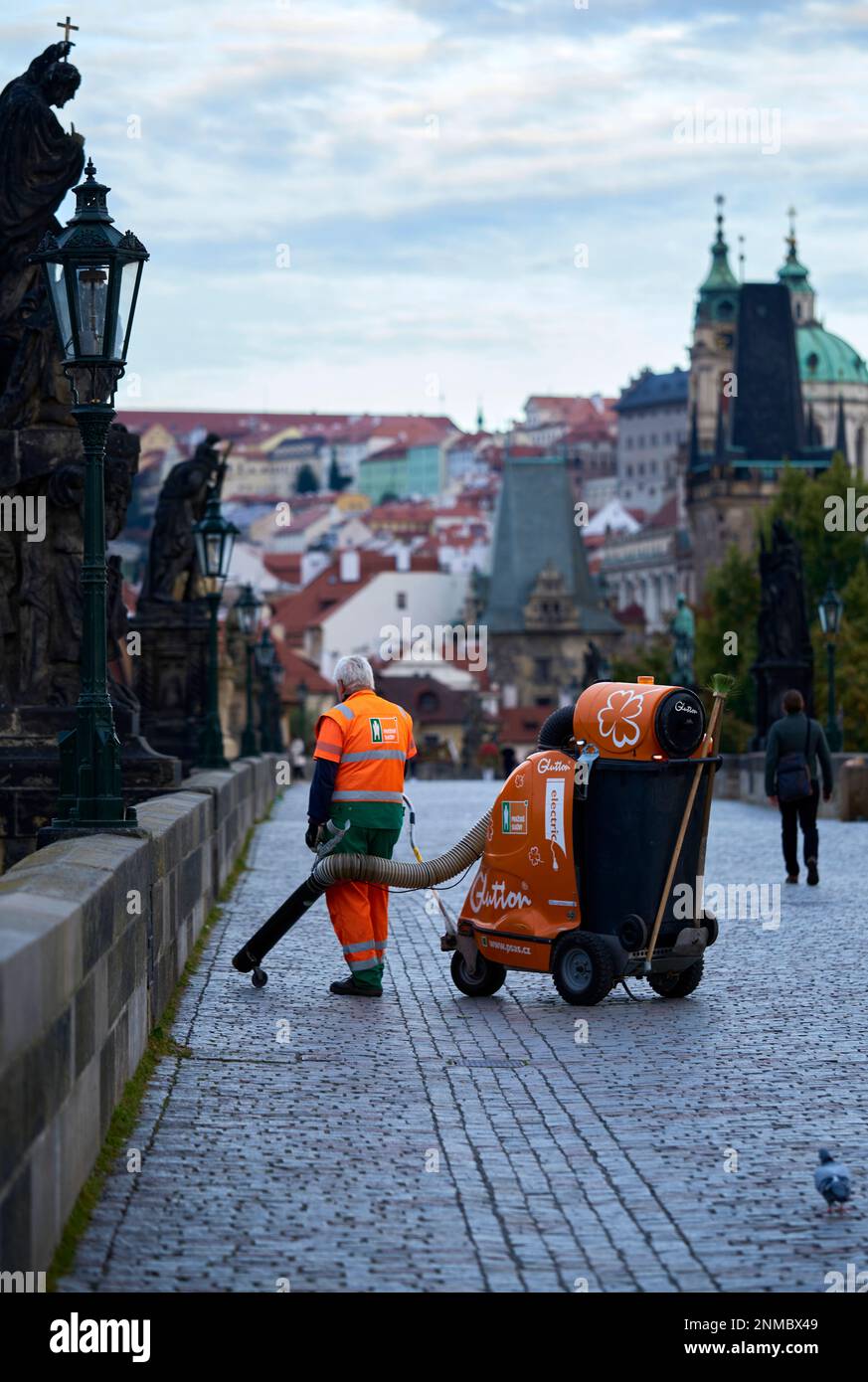 Städtischer Reinigungsdienst an der Karlsbrücke am frühen Morgen in Prag Stockfoto