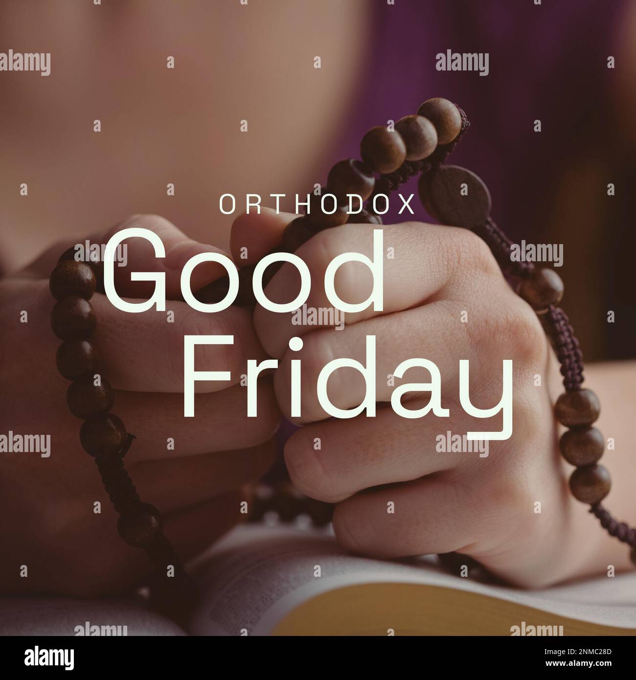 Komposita aus orthodoxem karfreitagstext über kaukasischen Händen, die Rosenkränze in der bibel halten. Fasten, christentum, Buch, Beten, Spiritualität, Religio Stockfoto