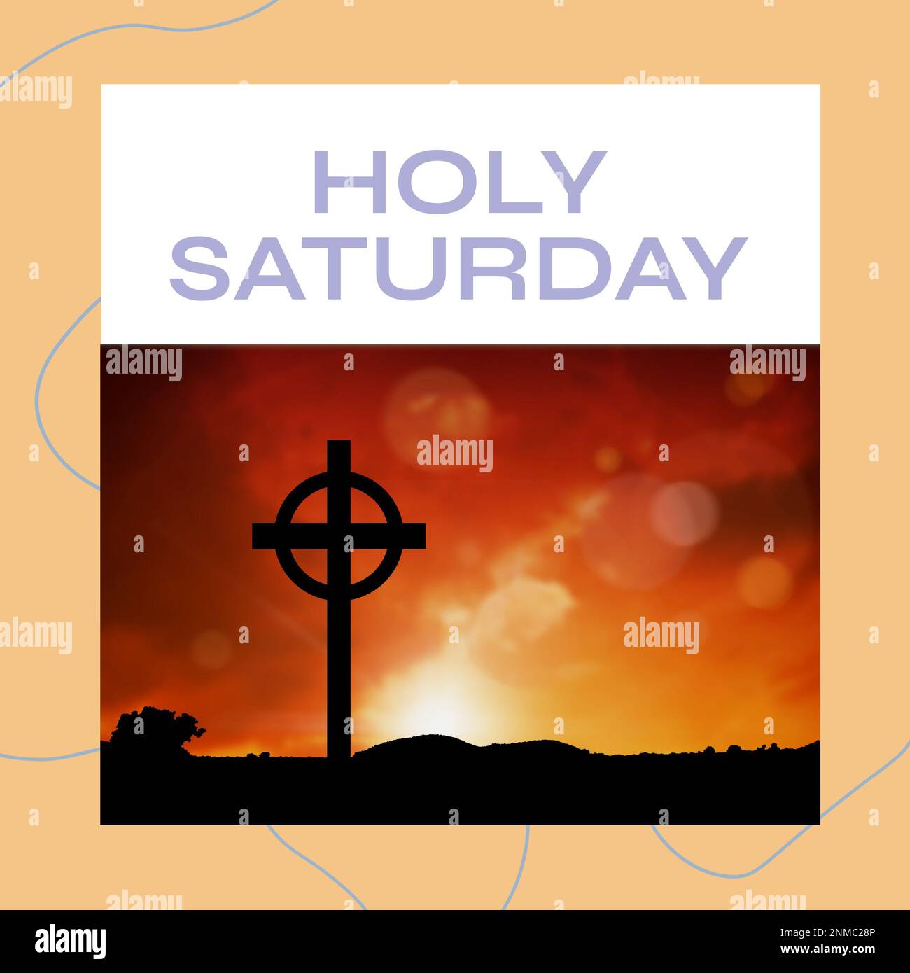 Kombination aus Silhouettenkreuz mit Kreis an Land gegen Himmel bei Sonnenuntergang und heiligem samstagstext. Kopierraum, Licht, Natur, christentum, Ende der Lente Stockfoto