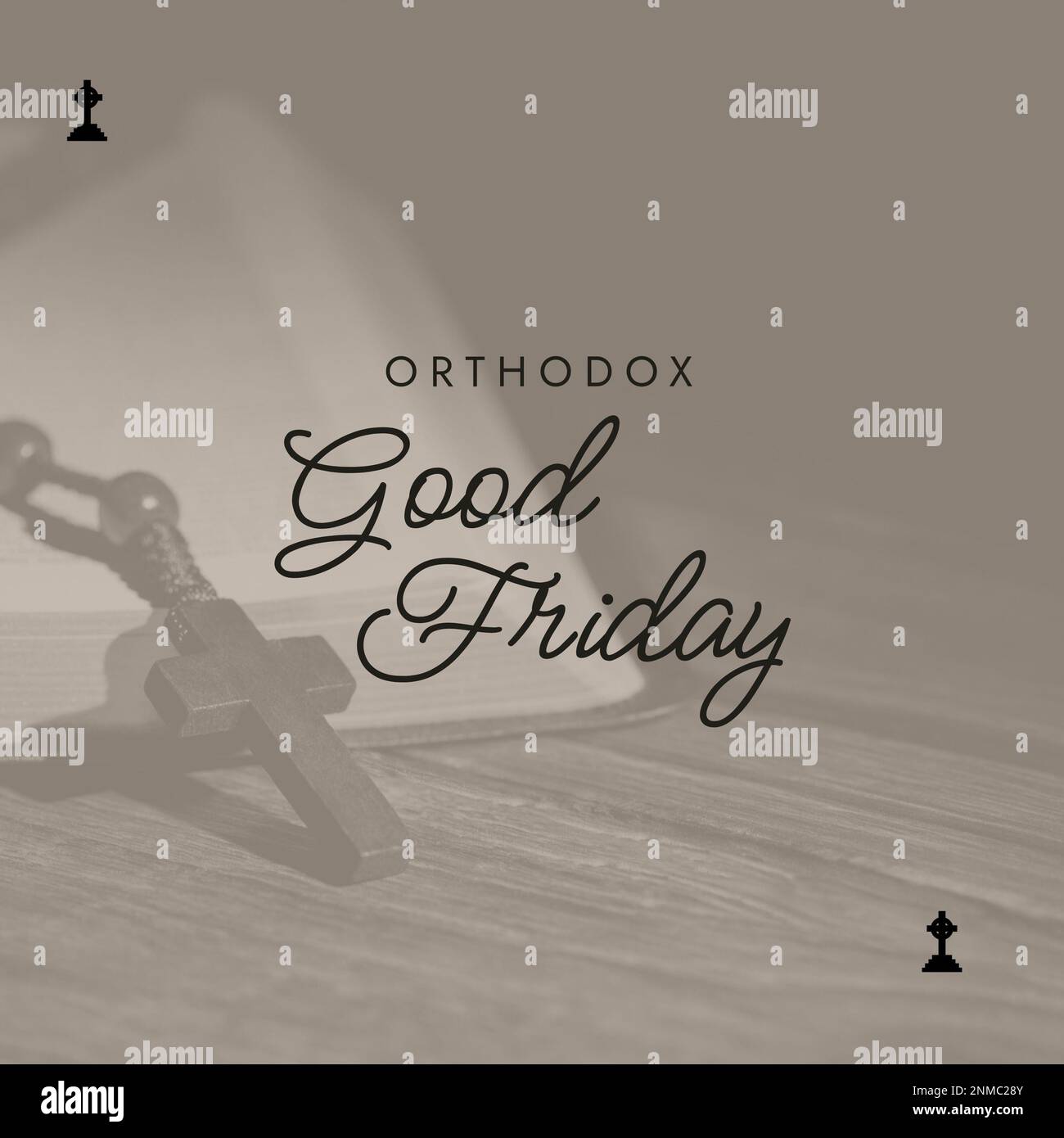 Kreuz- und orthodoxer karfreitagstext über Rosenkranzperlen und bibel auf dem Tisch, Kopierraum. Fasten, christentum, Religion, Buch, Spirituali Stockfoto