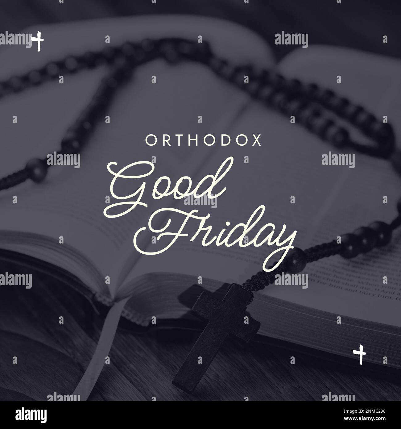 Kompositum aus orthodoxem karfreitagstext und Rosenkranz-Perlen und bibel auf dem Tisch. Fasten, Buch, Spiritualität, christentum, Religion, Tradition Stockfoto