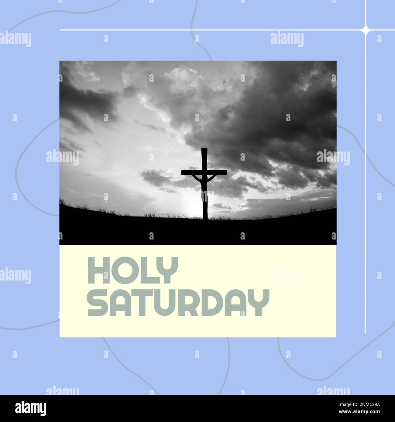 Verbund aus heiligem samstagstext und Silhouettenkruzifix an Land vor bewölktem Himmel. Kopierraum, Natur, christentum, Ende der fastenzeit, Tradition Stockfoto