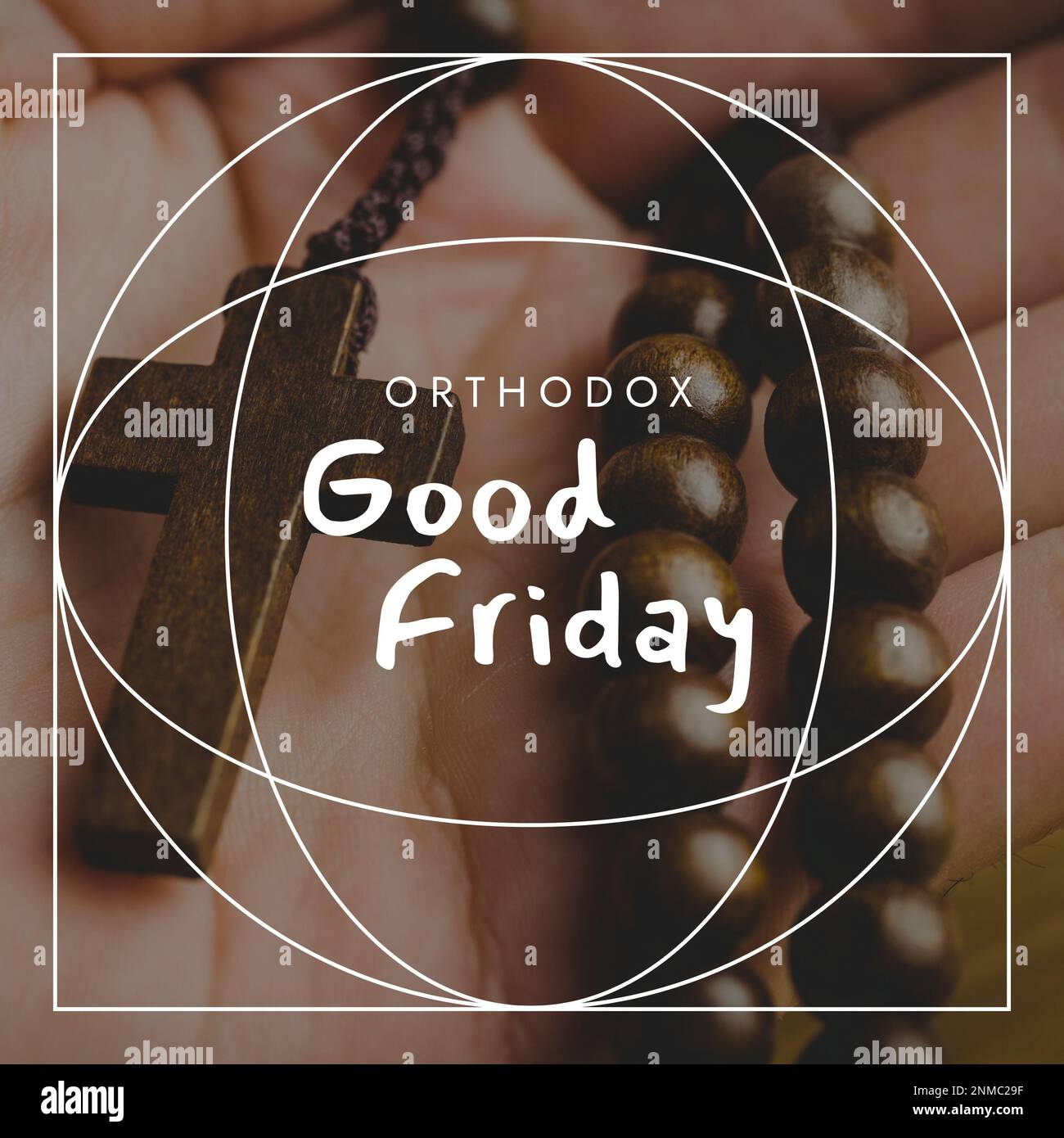 Verbundmaterial aus orthodoxem karfreitagstext in geometrischen Formen über handgehaltenen Rosenkranzperlen. Fasten, christentum, Religion, Spiritualität, Tradition und Stockfoto