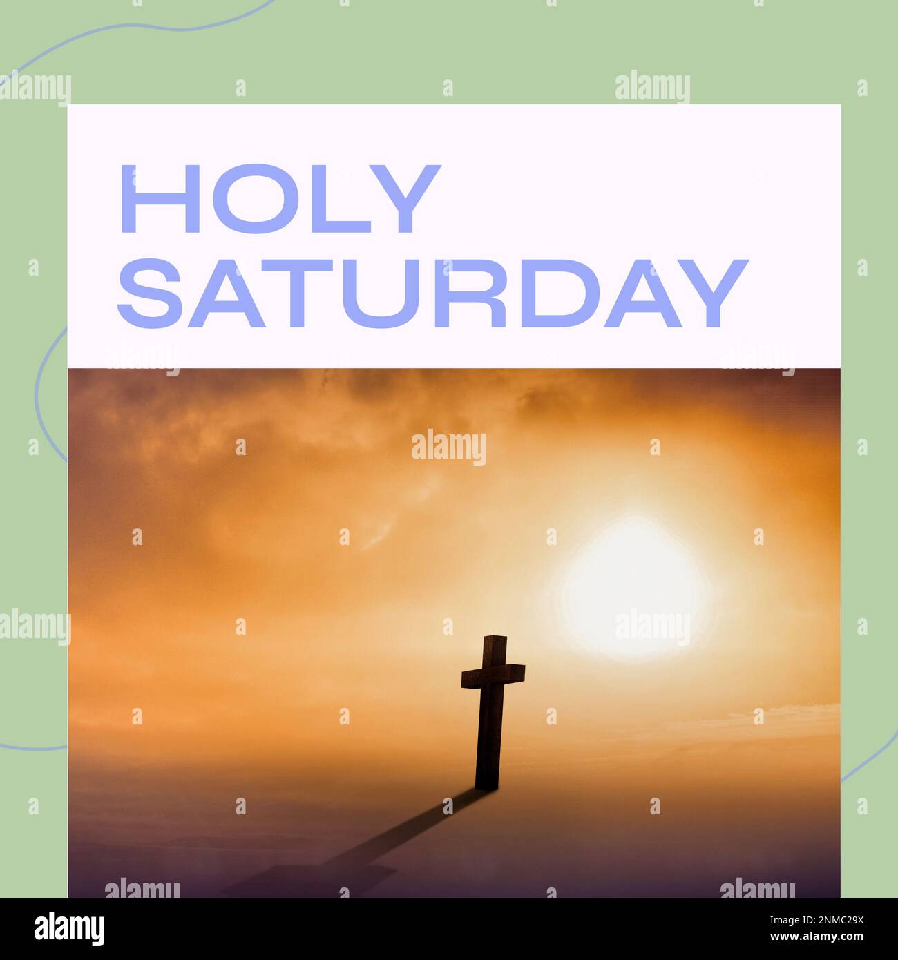 Kombination aus Silhouettenkreuz gegen helle Sonne am orangefarbenen Himmel und heiligem samstagstext. Kopierraum, Natur, christentum, Ende der fastenzeit, Tradit Stockfoto