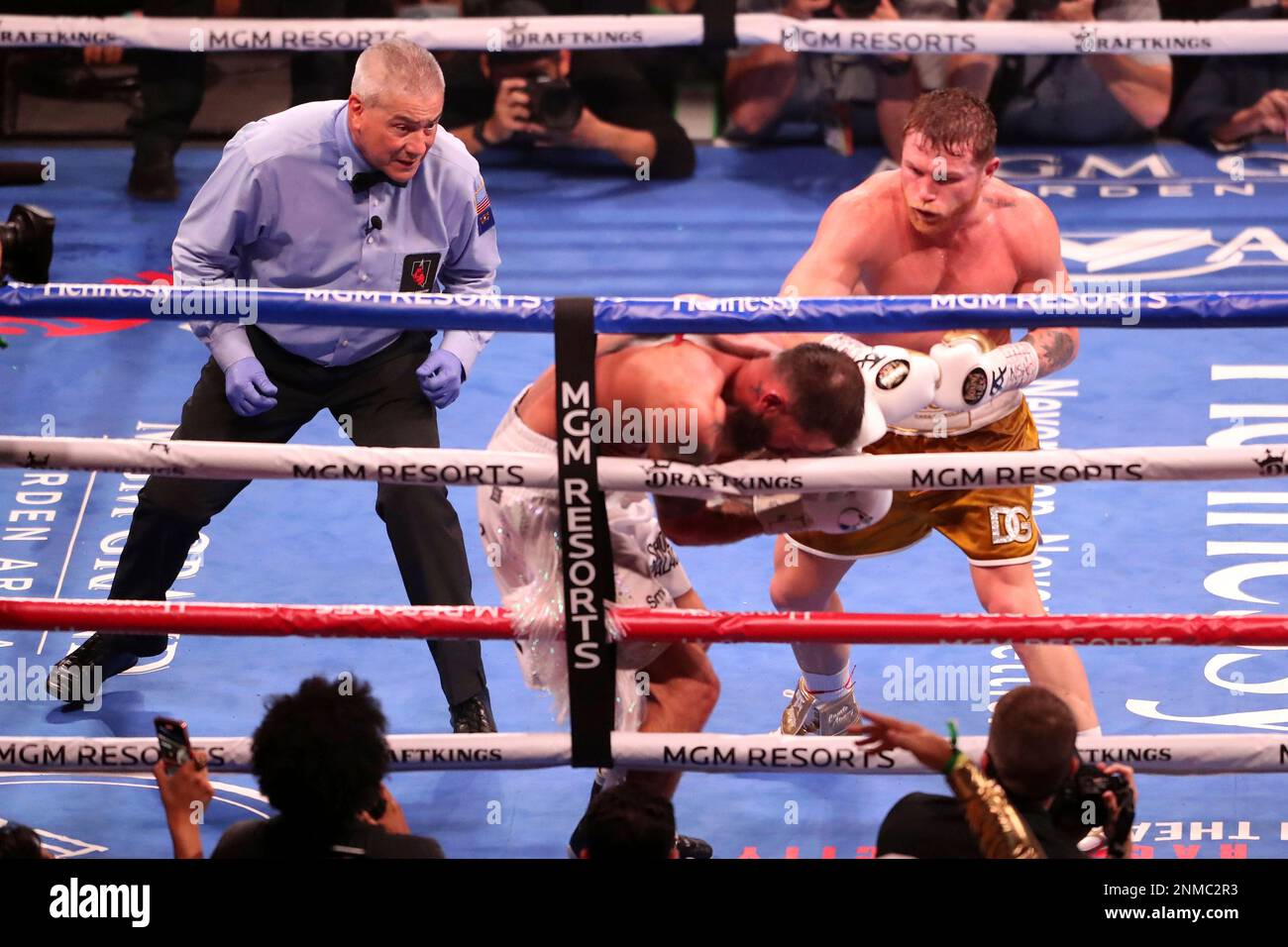 LAS VEGAS, NV - NOVEMBER 6: (R-L) Canelo Alvarez punches Caleb Plant during their WBA/WBC/WBO super-middleweight 168-pound title fight on November 6, 2021, at the MGM Grand Garden Arena in Las Vegas, Nevada, USA. (Photo by Alejandro Salazar/PxImages/Icon Sportswire) (Icon Sportswire via AP Images) Stockfoto