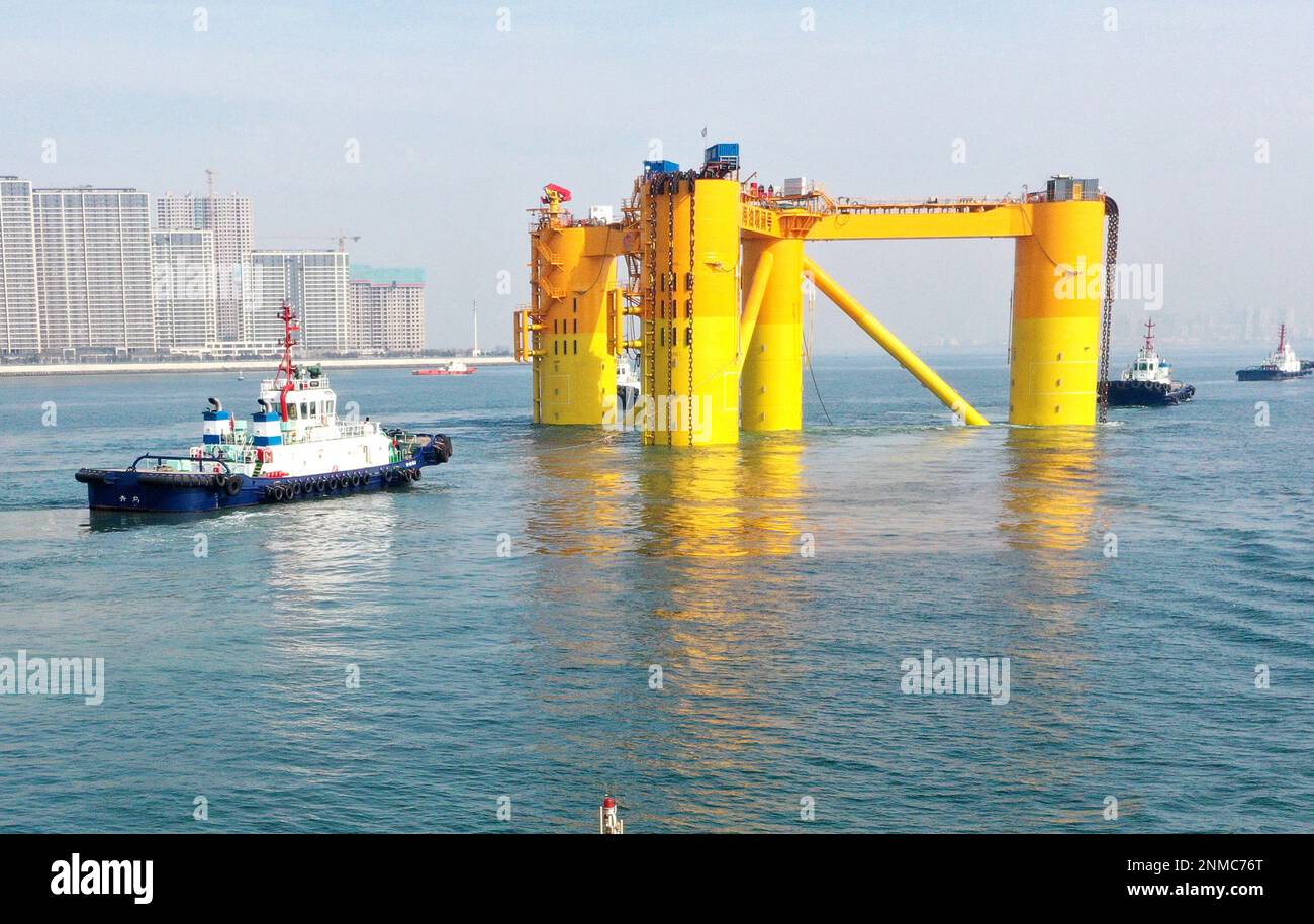 Qingdao China. 23. Februar 2023. Mit Unterstützung der Qingdao Maritime Safety Administration setzt die schwimmende Windkraftplattform „COOEC Mission Hills“, die von Offshore Oil Engineering Co., Ltd. Gebaut wurde, die Segel. Die jährliche Stromerzeugung aus der Windturbine kann 22 Millionen Kilowattstunden erreichen und so die Kohlendioxidemissionen um 22000 Tonnen reduzieren. (Kreditbild: © SIPA Asia via ZUMA Press Wire) NUR REDAKTIONELLE VERWENDUNG! Nicht für den kommerziellen GEBRAUCH! Kredit: ZUMA Press, Inc./Alamy Live News Stockfoto