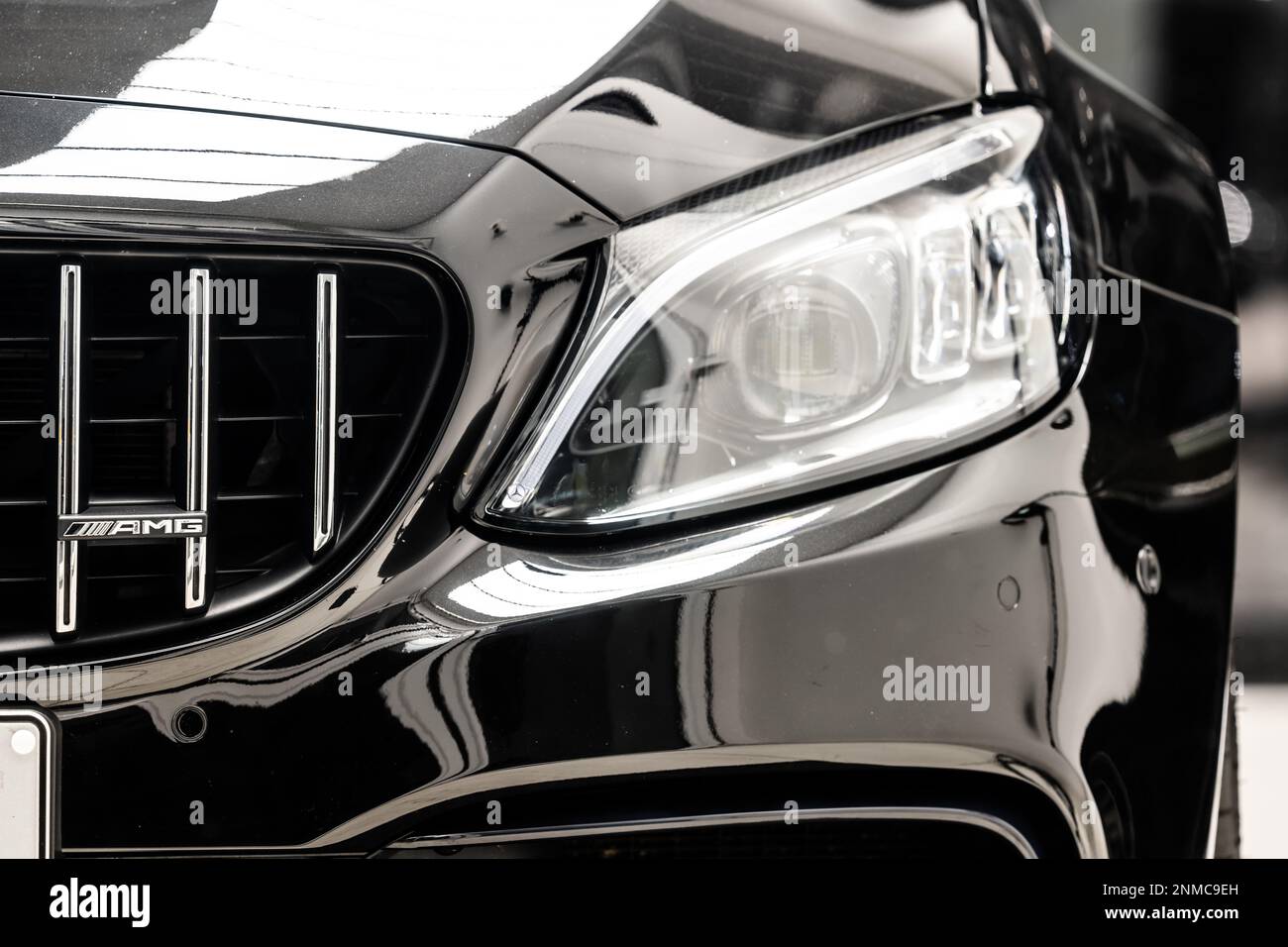 Göteborg, Schweden - november 23 2022: Scheinwerfer vorn links bei einem 2019 Mercedes-Benz AMG C63 S Stockfoto