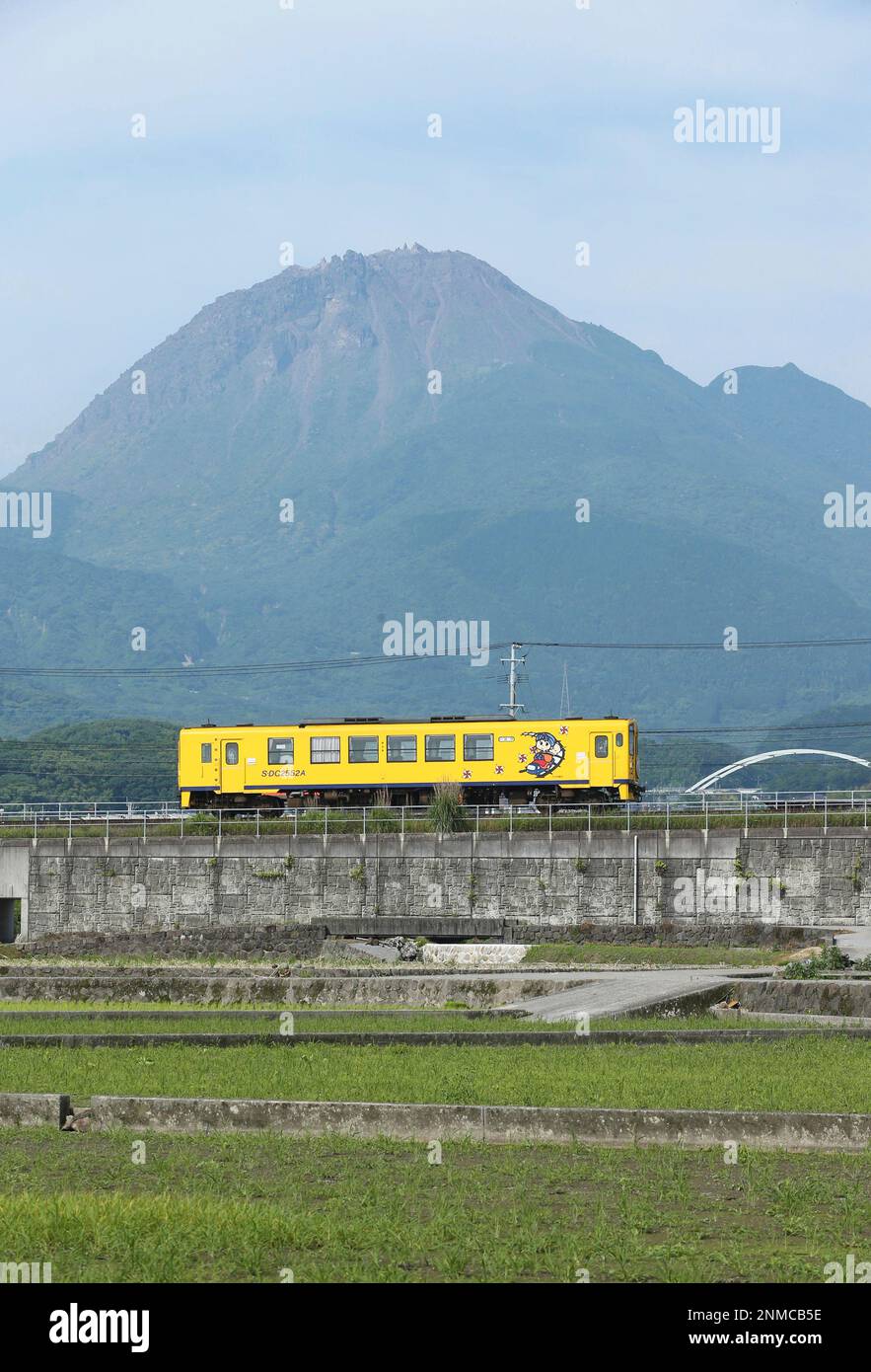 Shimabara Railway train runs near Mount Unzen in Shimabara City, Nagasaki Prefecture on June 8, 2021. Shimabara Railroad Co., Ltd. is a third-sector railway company, and Nagasaki Prefecture and Cities in Shimabara area came to hold stocks in the company after an eruption disaster of Unzen Fugen-dake in an effort to increase capital. ( The Yomiuri Shimbun via AP Images ) Stockfoto