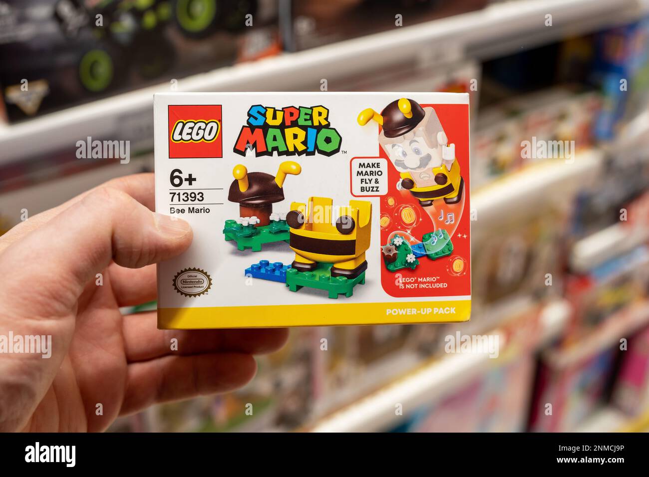 LEGO Super Mario Konstrukteur in den Händen des Käufers. LEGO ist ein beliebtes Sortiment an Bauspielzeugen, das von der Lego Group hergestellt wird. Minsk, Belarus, 2023 Stockfoto