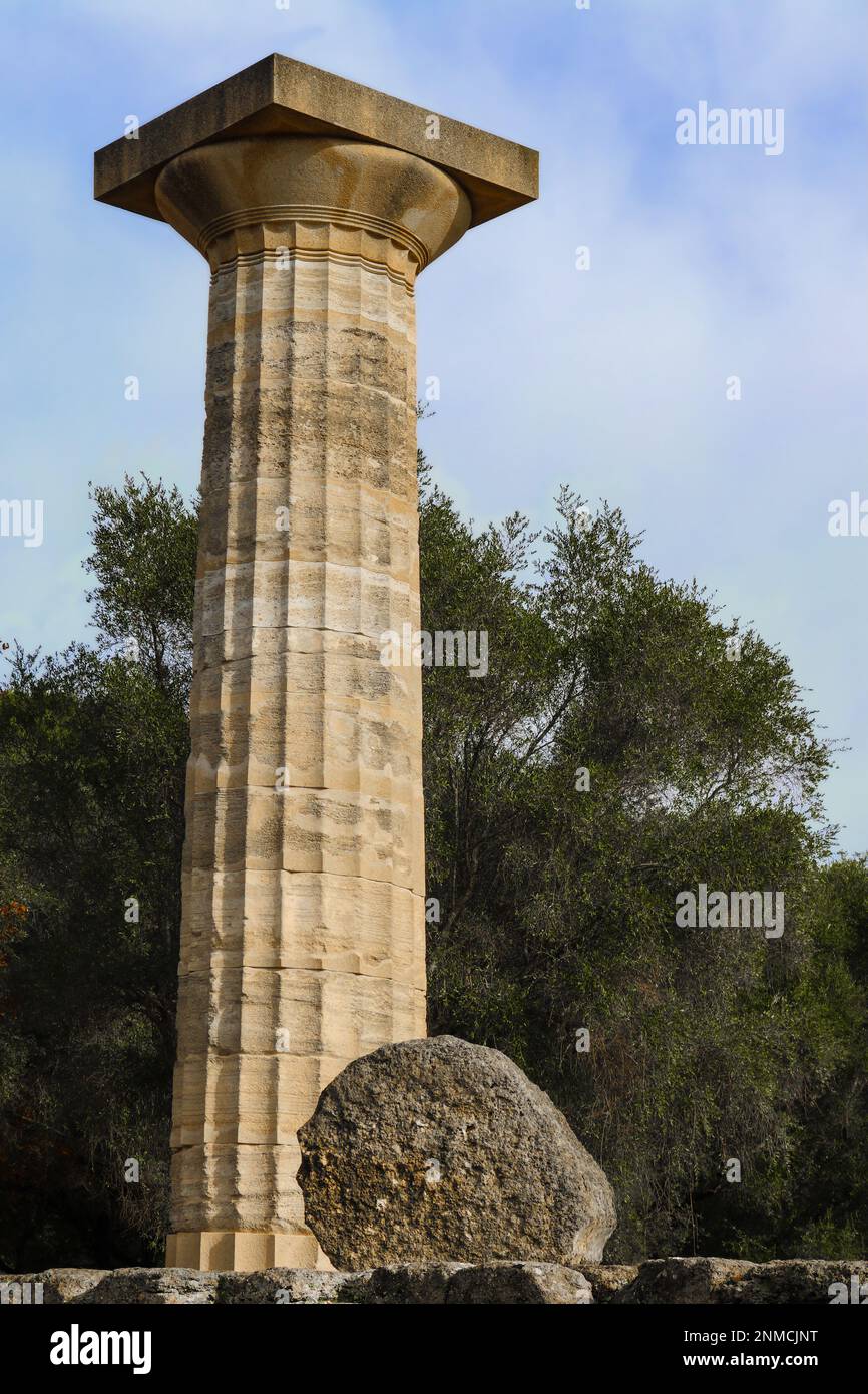 Einzelne Säule von drei aus dem Tempel des Zeus im antiken Olympia Griechenland rekonstruiert mit gefallenen Abschnitt auf der Seite unten Stockfoto