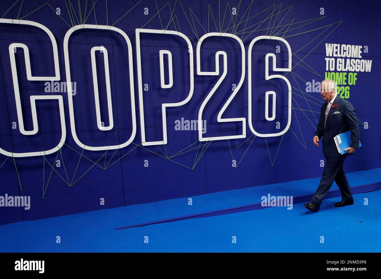 Britain's Prince Charles arrives for the COP26 summit at the Scottish Event Campus (SEC) in Glasgow, Scotland, Monday Nov. 1, 2021. The U.N. climate summit in Glasgow gathers leaders from around the world, in Scotland's biggest city, to lay out their vision for addressing the common challenge of global warming. (Phil Noble/Pool via AP) Stockfoto