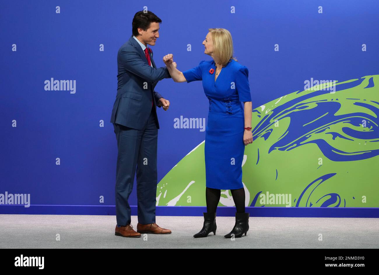 Canadian Prime Minister Justin Trudeau is greeted by UK Foreign Secretary Liz Truss as he arrives to COP26 in Glasgow, Scotland on Monday, Nov. 1, 2021. (Sean Kilpatrick/The Canadian Press via AP) Stockfoto