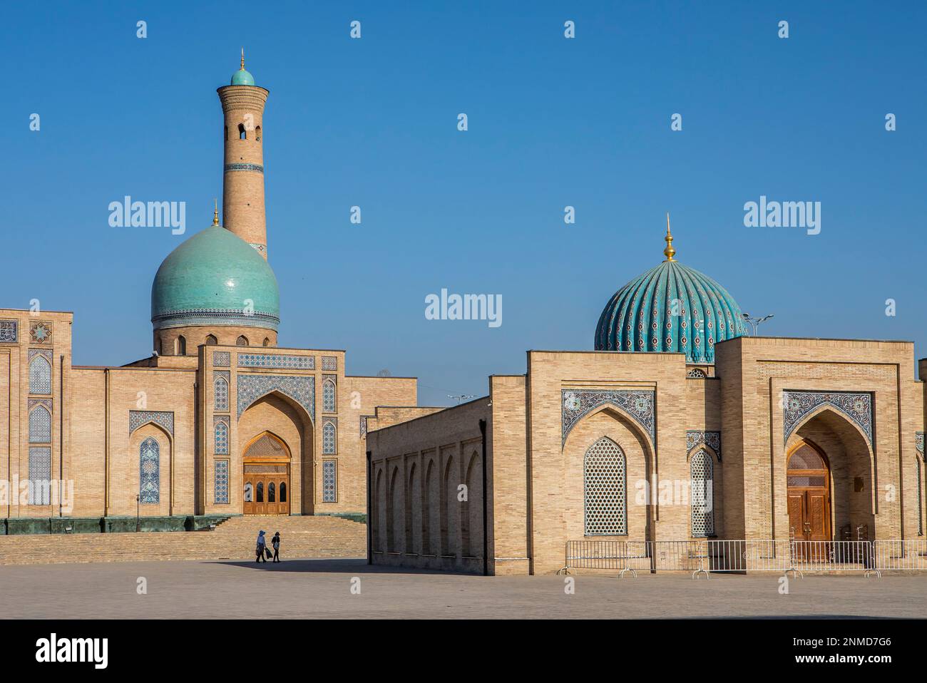 Am linken Hazroti Imom Freitagsmoschee und am rechten Moyie Mubarek Bibliothek Museum, Taschkent, Usbekistan Stockfoto