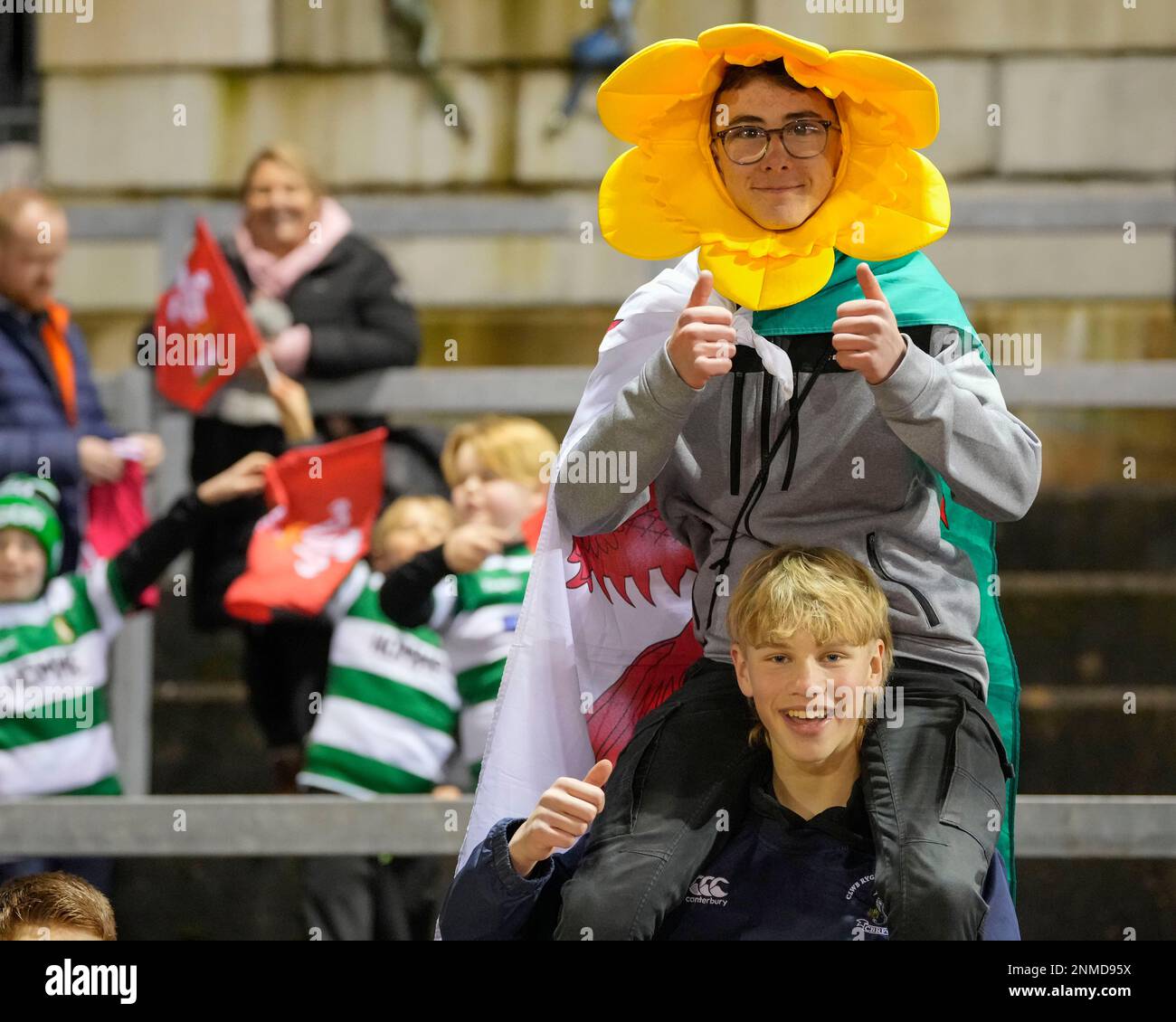 Wales Fans vor dem Six Nations Match 2023 U20 Wales gegen England bei Stadiwm CSM, Colwyn Bay, Großbritannien, 24. Februar 2023 (Foto: Steve Flynn/News Images) Stockfoto