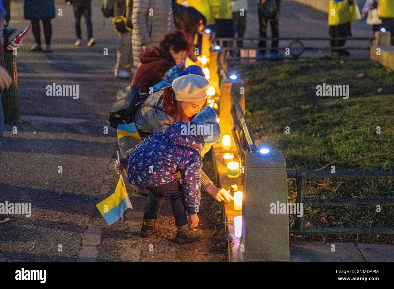 Heute Abend versammeln sich Dutzende an der Friedensstatue in Brighton & Hove, um ein Jahr Putins Krieg, den brutalen Krieg in der Ukraine, zu feiern. Stockfoto