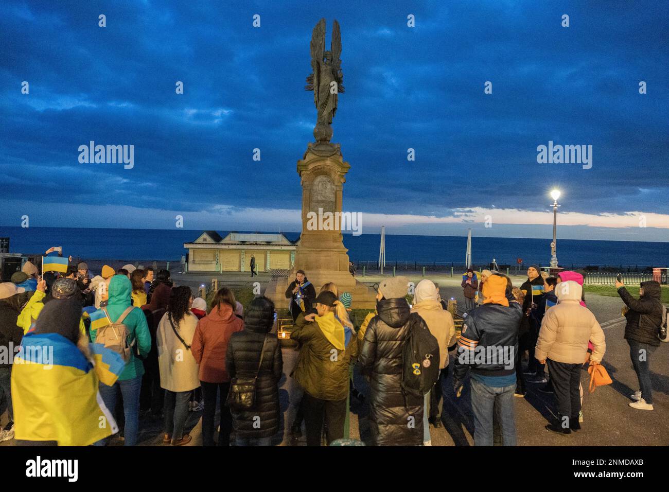 Heute Abend versammeln sich Dutzende an der Friedensstatue in Brighton & Hove, um ein Jahr Putins Krieg, den brutalen Krieg in der Ukraine, zu feiern. Stockfoto