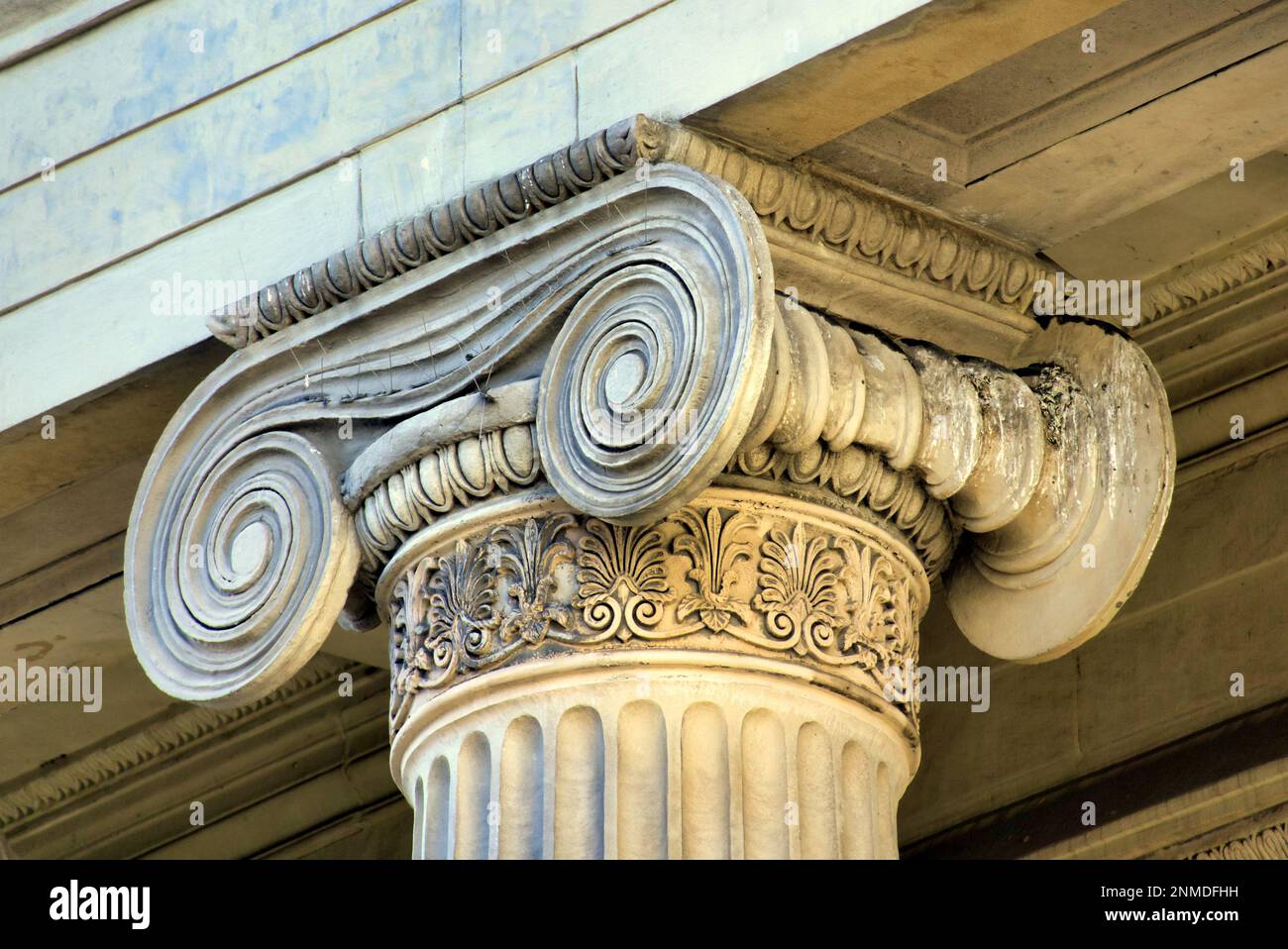 Griechische ionische Säulendetails – Nahaufnahme oben Stockfoto