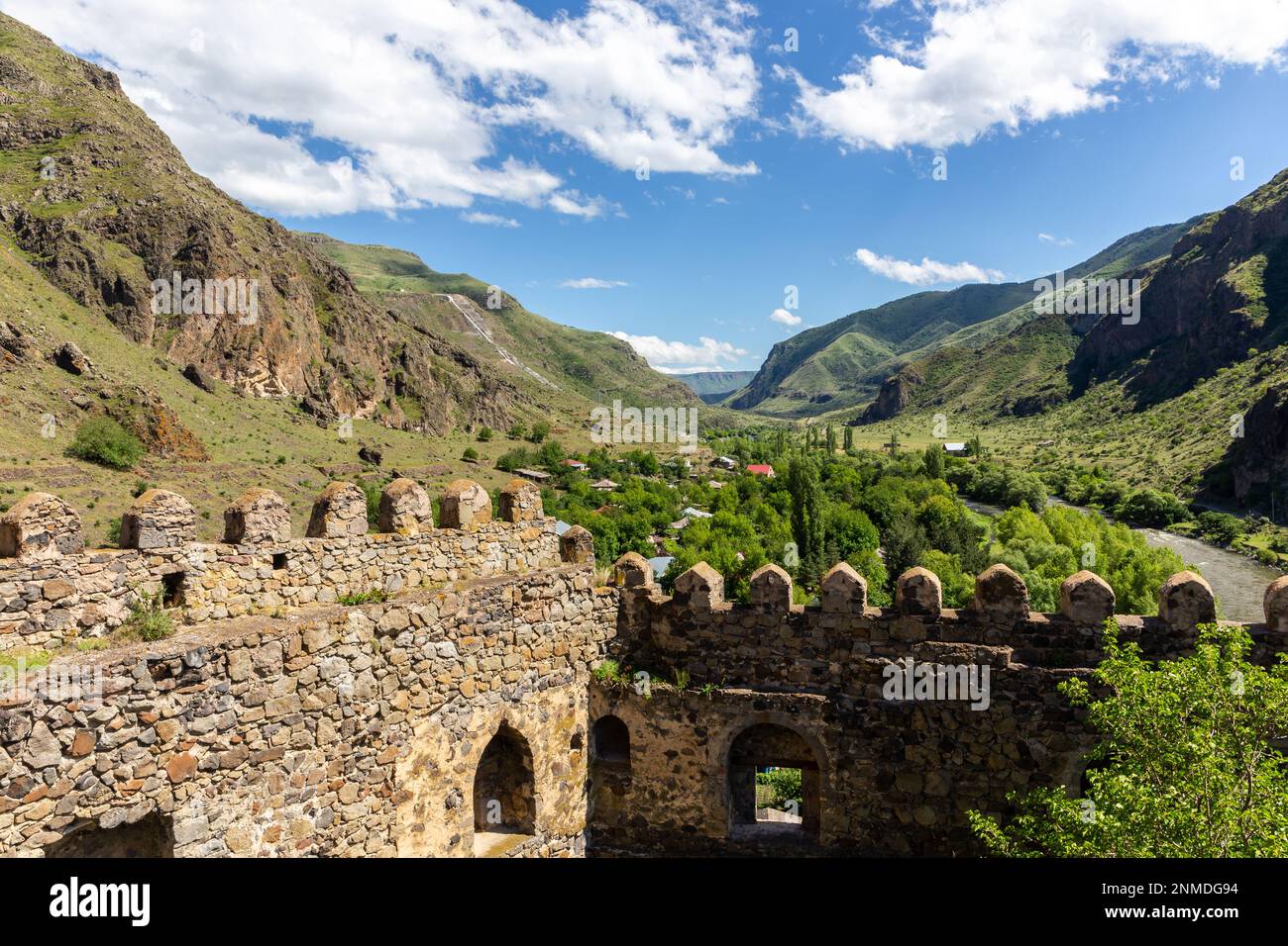 Khertvisi Festung Steinmauern mit Zinnen und Mtkvari (Kura) und Paravani Flusstal und grünem Lesser Caucasus Mount Stockfoto