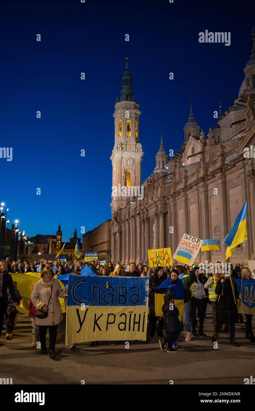 Hunderte von Menschen, darunter ukrainische Flüchtlinge, protestieren während des Jahrestages des russischen Krieges gegen die Ukraine auf der Plaza del Pilar, Saragossa, Spanien, Frid Stockfoto