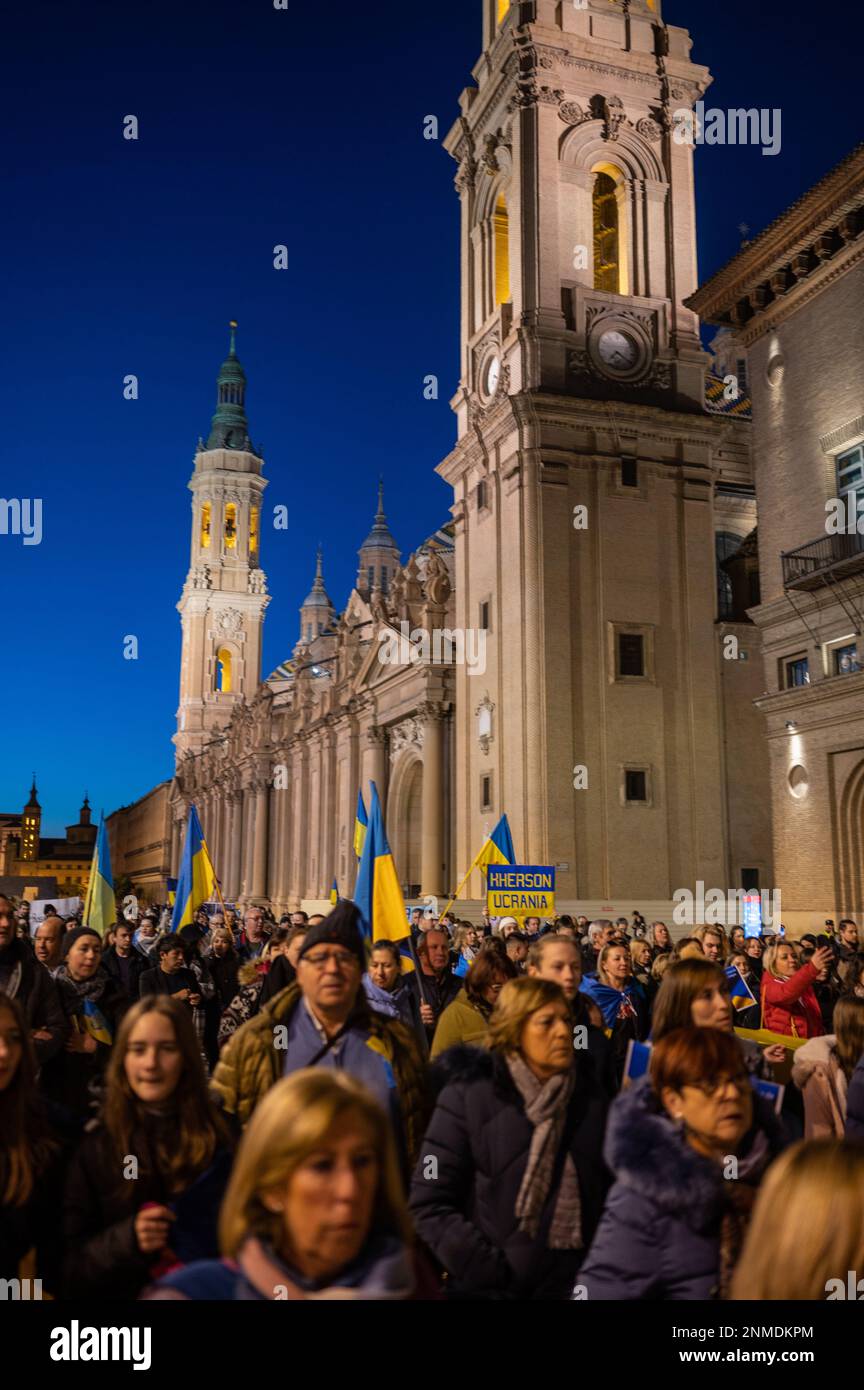 Hunderte von Menschen, darunter ukrainische Flüchtlinge, protestieren während des Jahrestages des russischen Krieges gegen die Ukraine auf der Plaza del Pilar, Saragossa, Spanien, Frid Stockfoto