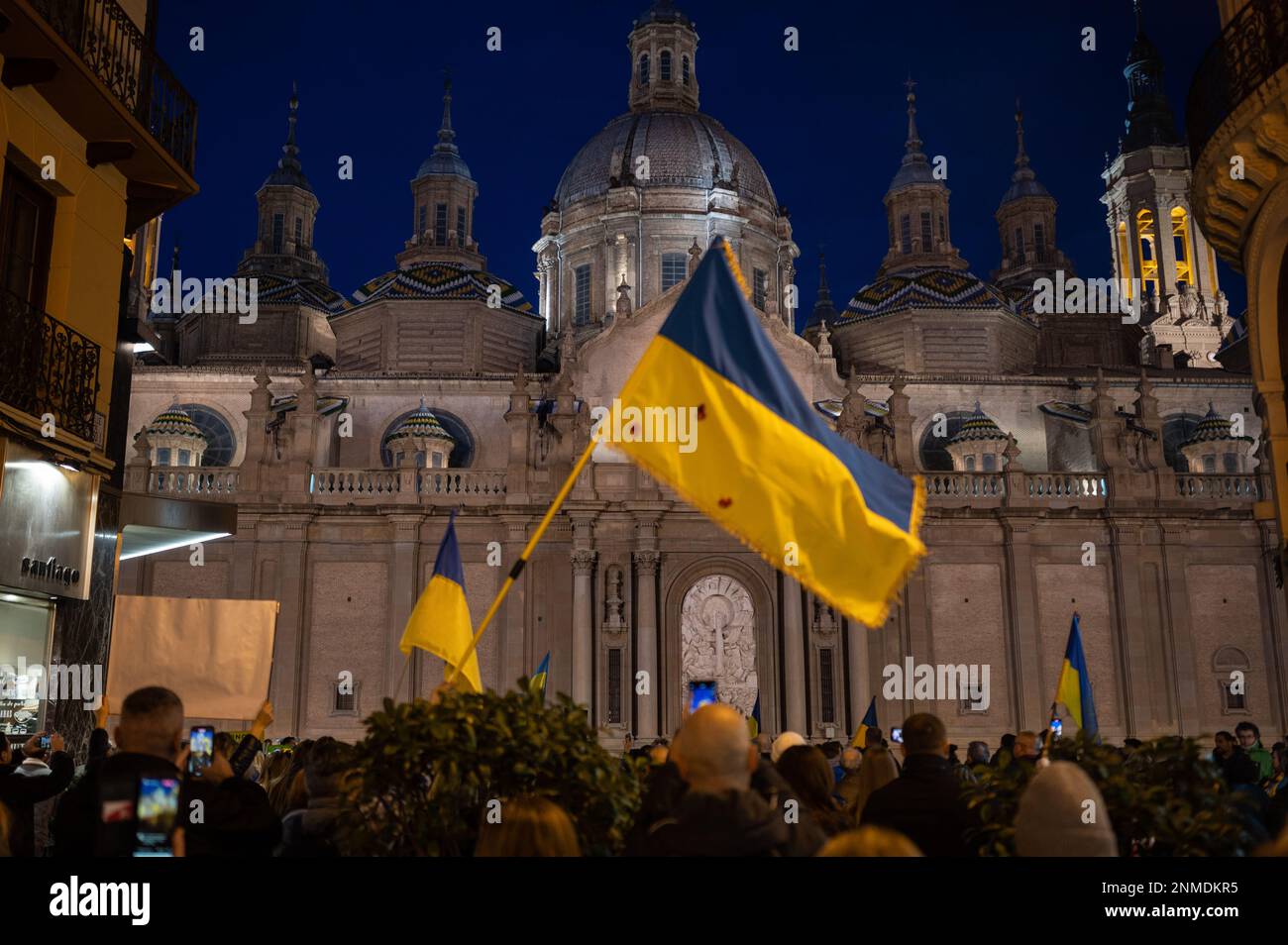 Hunderte von Menschen, darunter ukrainische Flüchtlinge, protestieren während des Jahrestages des russischen Krieges gegen die Ukraine auf der Plaza del Pilar, Saragossa, Spanien, Frid Stockfoto