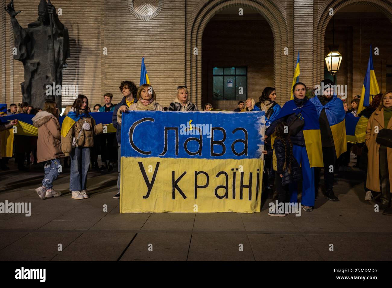 Hunderte von Menschen, darunter ukrainische Flüchtlinge, protestieren während des Jahrestages des russischen Krieges gegen die Ukraine auf der Plaza del Pilar, Saragossa, Spanien, Frid Stockfoto