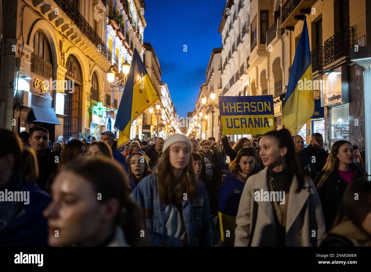 Hunderte von Menschen, darunter ukrainische Flüchtlinge, protestieren während des Jahrestages des russischen Krieges gegen die Ukraine auf der Plaza del Pilar, Saragossa, Spanien, Frid Stockfoto