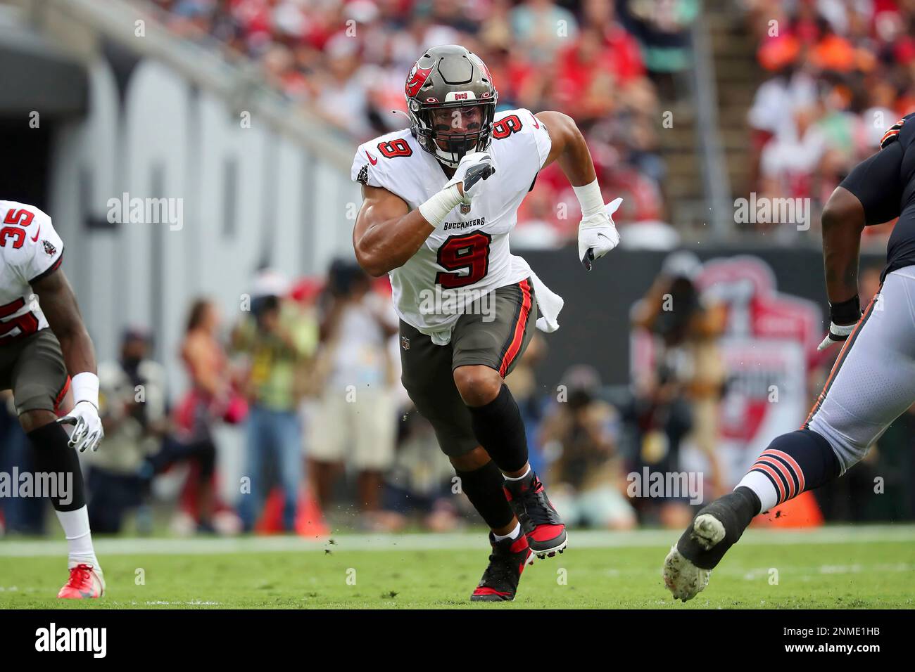 TAMPA, FL - OCTOBER 24: Tampa Bay Buccaneers Linebacker Joe Tryon (9) rushes the passer during the regular season game between the Chicago Bears and the Tampa Bay Buccaneers on October 24, 2021 at Raymond James Stadium in Tampa, Florida. (Photo by Cliff Welch/Icon Sportswire) (Icon Sportswire via AP Images) Stockfoto