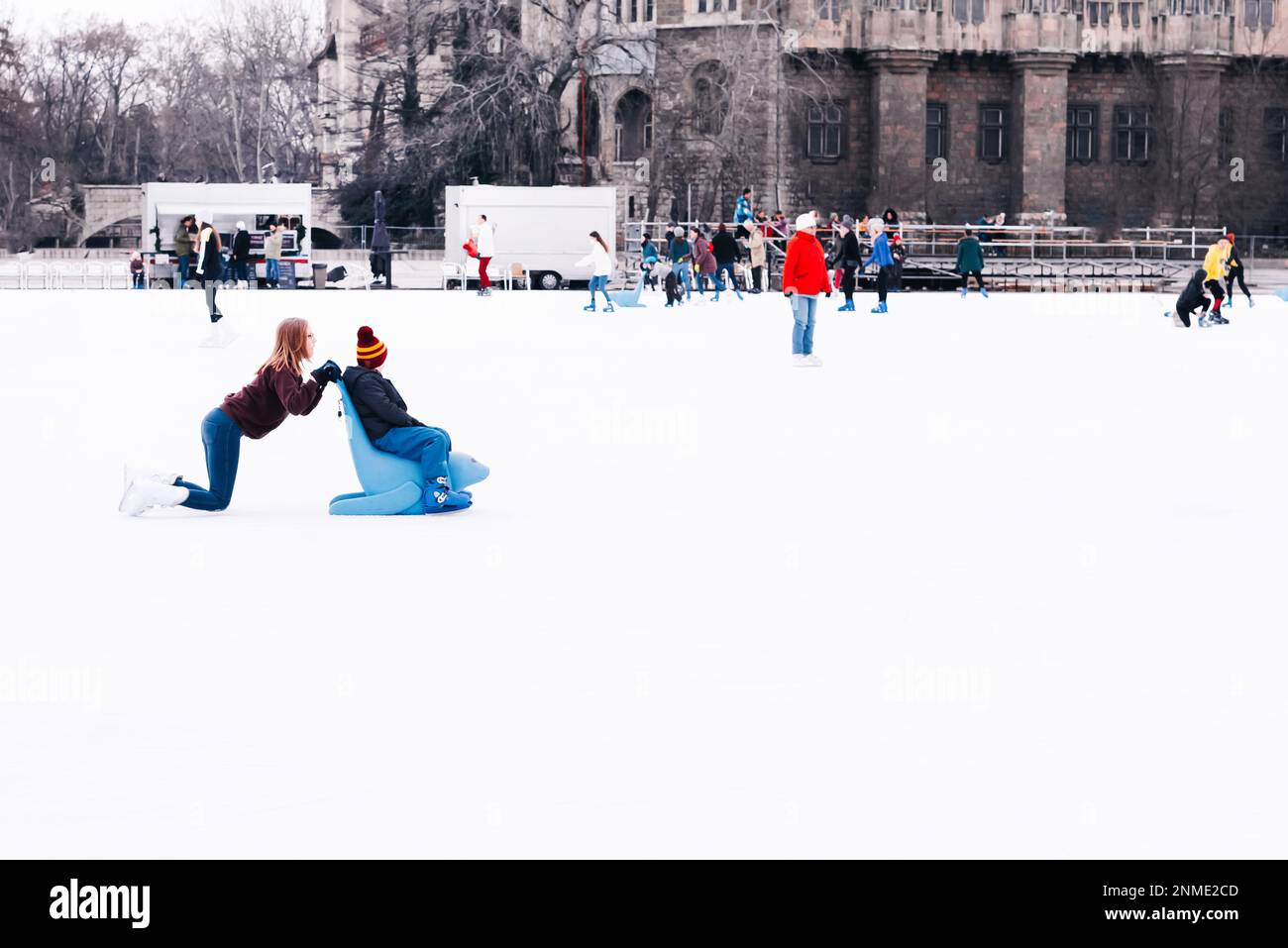 04.01.2022.Budapest.Hobbys und Freizeit.Wintersport.Familienwintersport.Feiertags- und Saisonkonzept.Aktivität,Erwachsener,Kind,Kind,Tochter.Happy Stockfoto