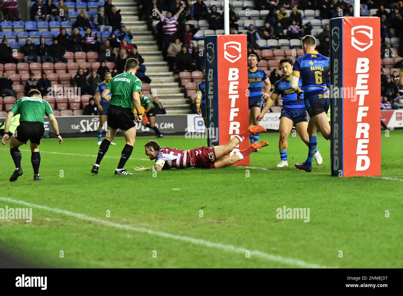DW Stadium, Wigan, England. 24. Februar 2023 Betfred Super League, Wigan Warriors gegen Wakefield Trinity; Betfred Super League Match zwischen Wigan Warriors und Wakefield Trinity, Guthaben: Mark Percy/Alamy Live News Stockfoto