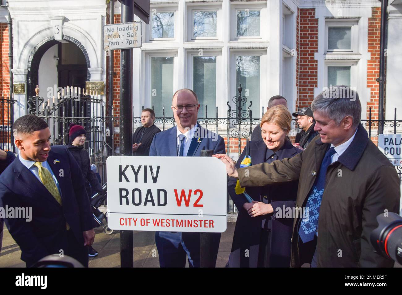 London, Großbritannien. 24. Februar 2023 R-L: Vadym Prystaiko, Botschafter der Ukraine im Vereinigten Königreich, seine Frau Inna Prystaiko und die Ratsmitglieder von Westminster Adam Hug und James Small-Edwards enthüllen gegenüber der russischen Botschaft in London ein Schild auf der Kiew Road. Ein Abschnitt der Bayswater Road in der Nähe der Botschaft wurde in Kiew Road umbenannt, um den ersten Jahrestag des Krieges mit Russland zu feiern. Stockfoto