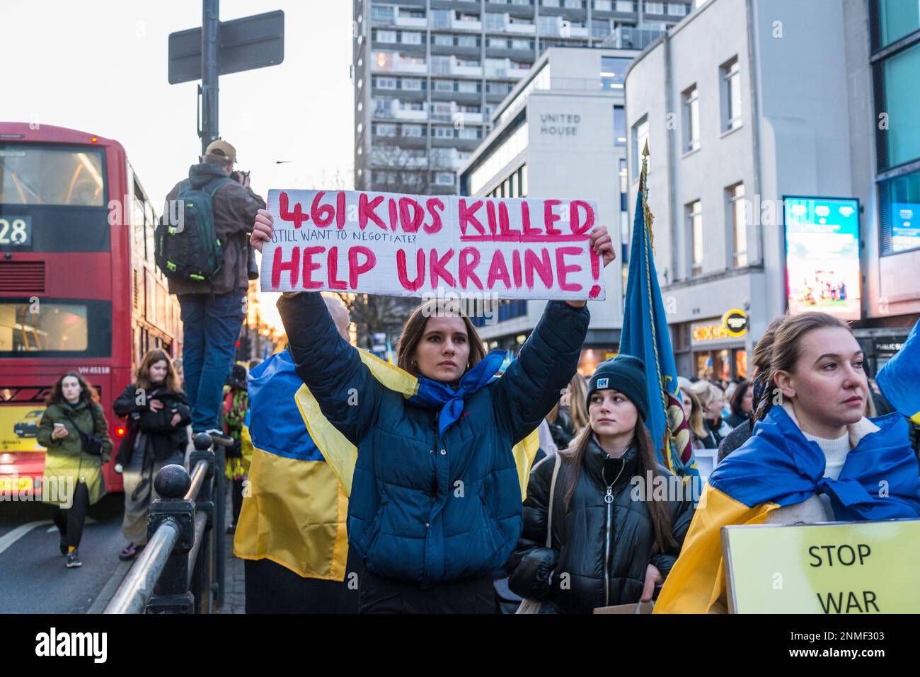 461 Kinder getötet, Hilf der Ukraine, „Herz gebrochen, aber nicht gebrochen“, Gedenkveranstaltung anlässlich des Jahrestages der russischen Invasion in die Ukraine, Notting Hill Gat Stockfoto