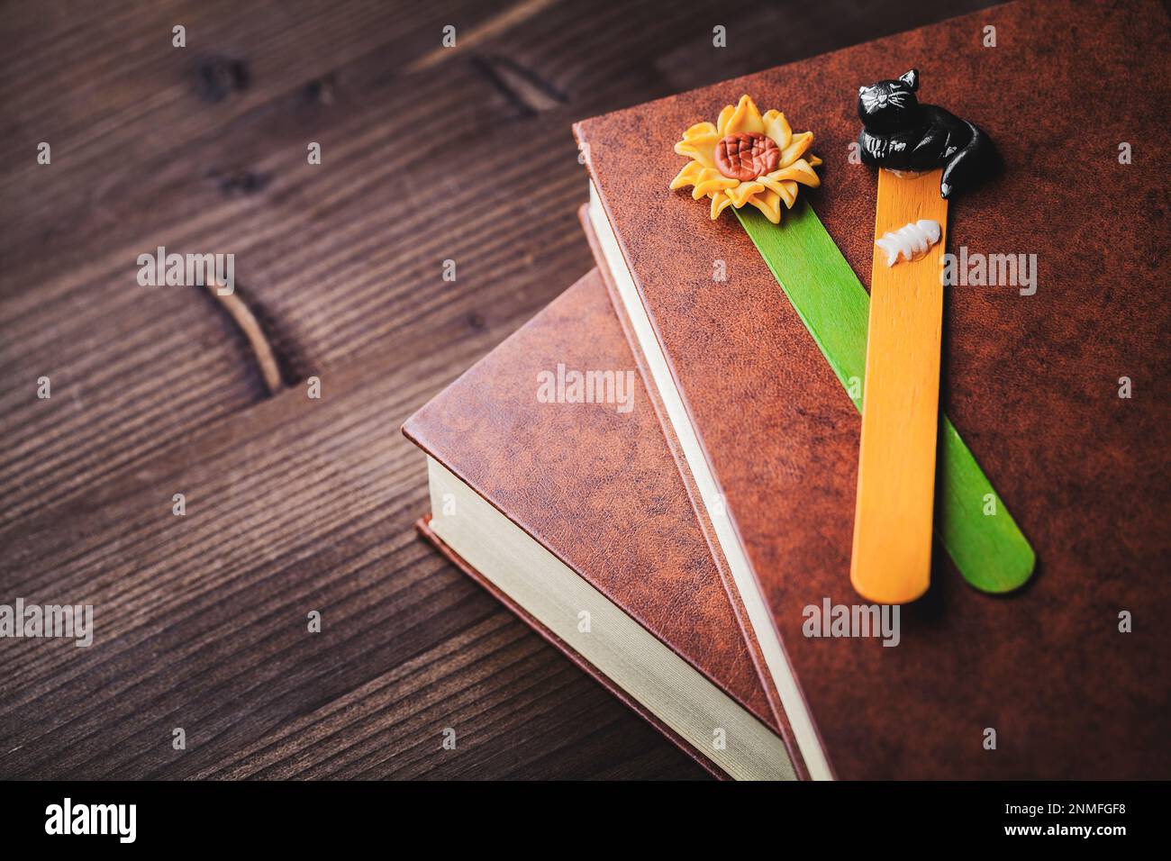 Buch mit braunem Ledereinband und zwei handgefertigten Lesezeichen. Stockfoto