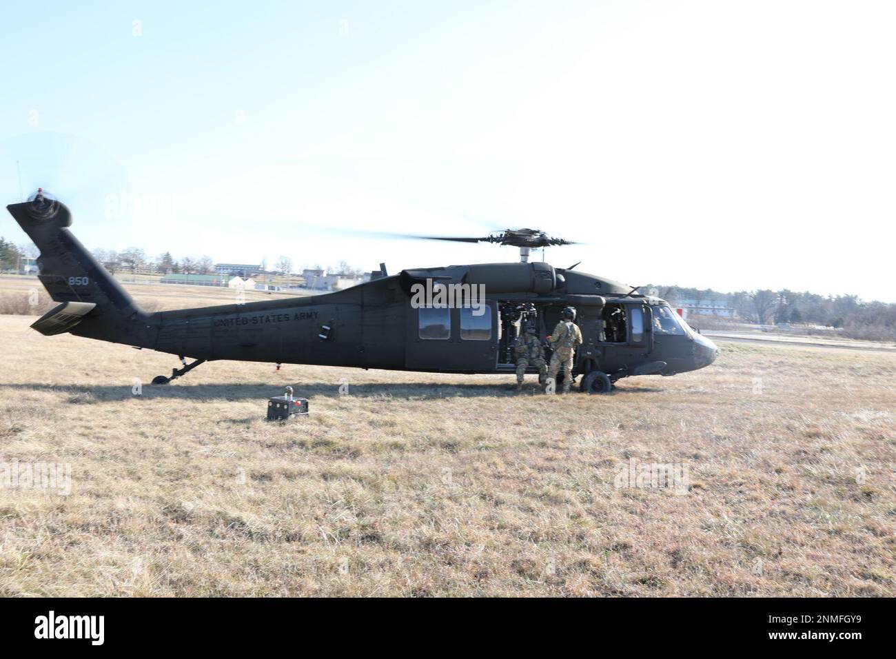 USA Soldaten mit dem 28. Expeditionary Combat Aviation Brigade Zug mit Hebevorrichtungen in UH-60 Black Hawk Hubschraubern am Muir Army Airfield, 24. Februar 2023. (USA Army National Guard Foto von 2. LT. Kate Kramer) Stockfoto