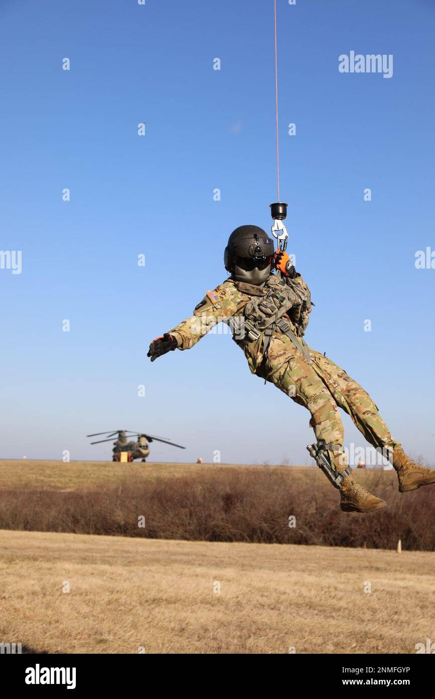 USA Soldaten mit dem 28. Expeditionary Combat Aviation Brigade Zug mit Hebevorrichtungen in UH-60 Black Hawk Hubschraubern am Muir Army Airfield, 24. Februar 2023. (USA Army National Guard Foto von 2. LT. Kate Kramer) Stockfoto