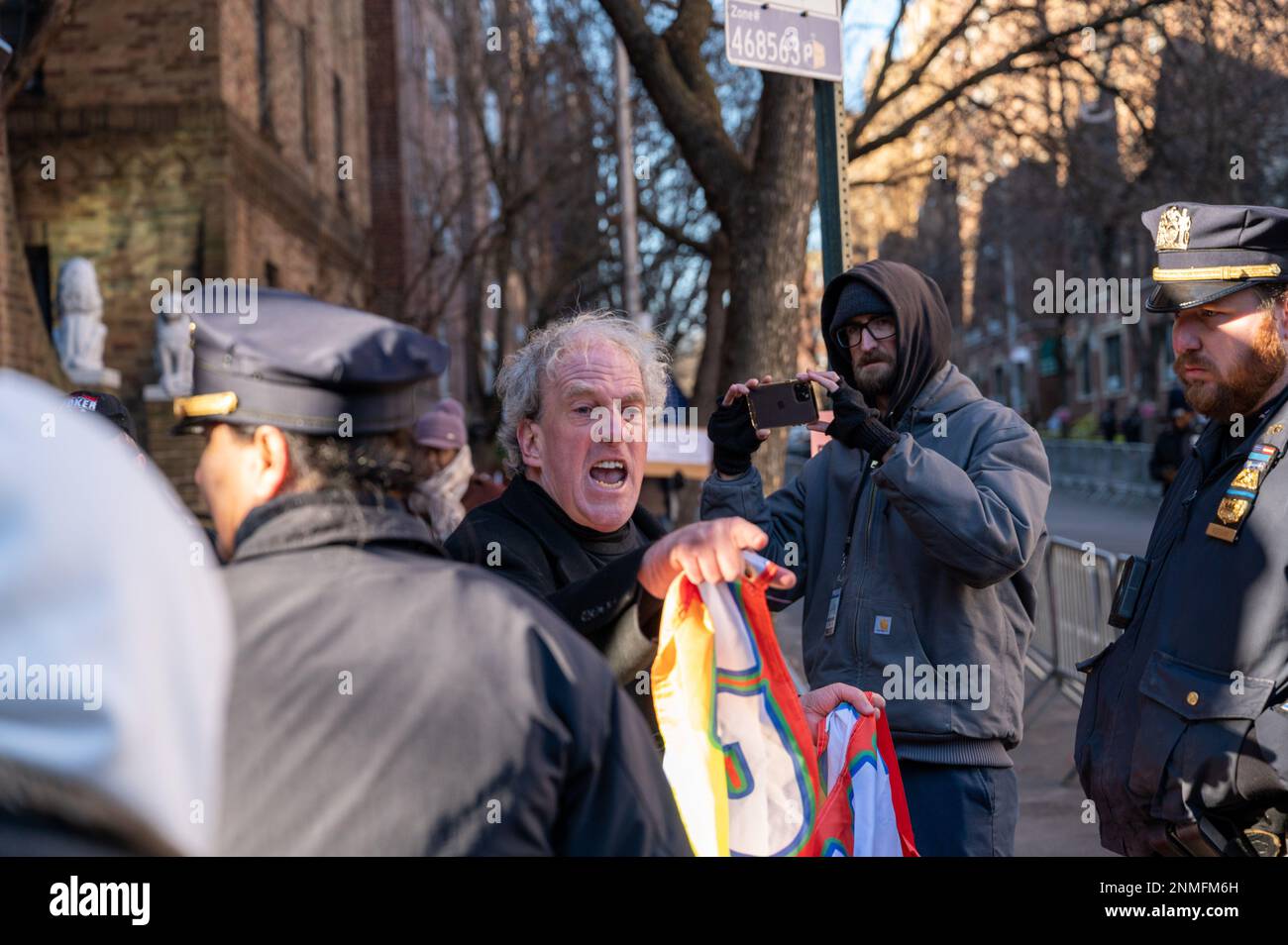 Queens, USA. 24. Februar 2023. Demonstranten und Gegenprotestierende besuchen am 24. Februar 2023 die Drag Queen Story Hour in einer öffentlichen Bibliothek in Queens, NY. (Foto: Matthew Rodier/Sipa USA) Guthaben: SIPA USA/Alamy Live News Stockfoto