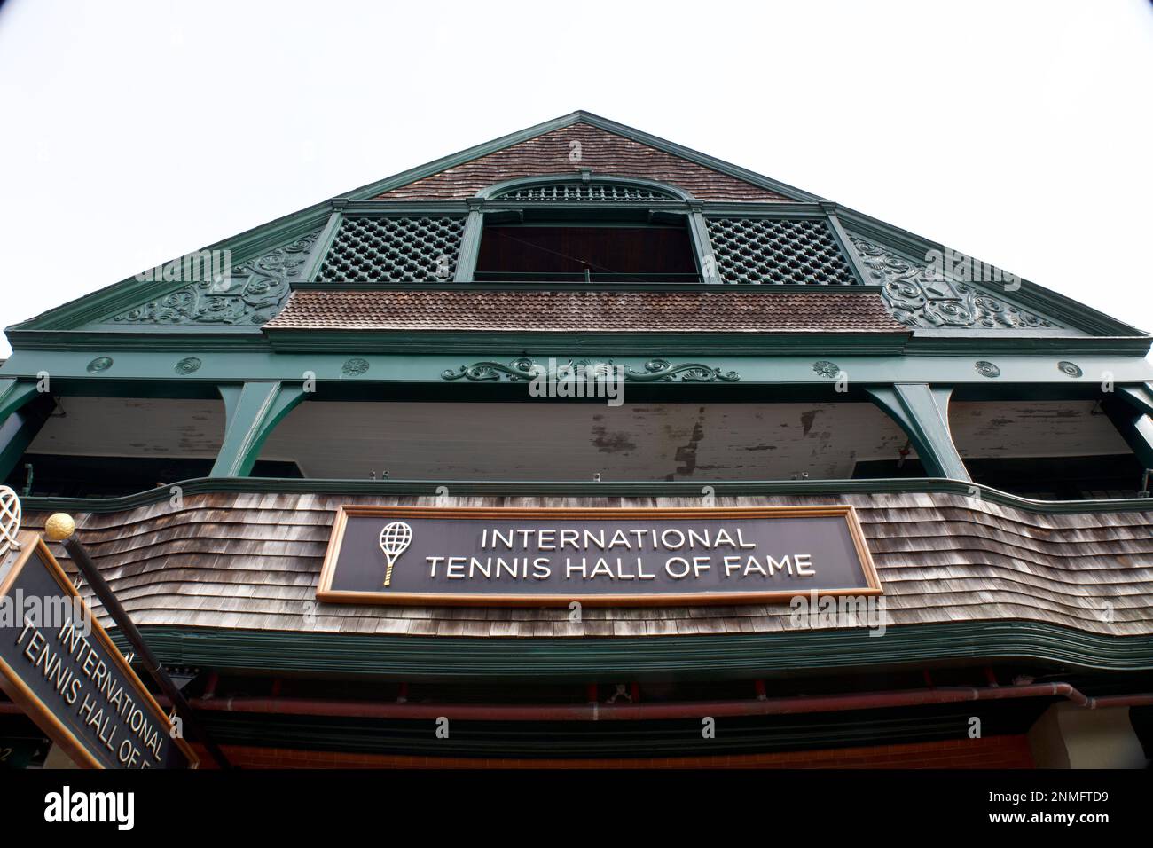 Blick auf die International Tennis Hall of Fame während des Winters. Blick auf die oberen Stockwerke und das Dach mit Schild. Stockfoto