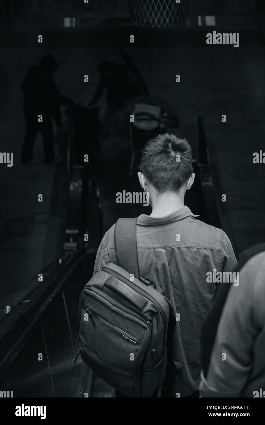san francisco, Kalifornien, USA. februar 18 2023 der Typ nimmt die Rolltreppe, um die Treppe runter zu gehen und die U-Bahn nach Hause zu nehmen Stockfoto