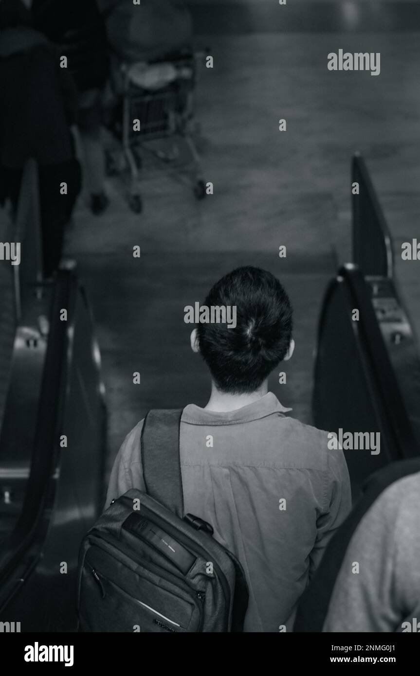 san francisco, Kalifornien, USA. februar 18 2023 der Typ nimmt die Rolltreppe, um die Treppe runter zu gehen und die U-Bahn nach Hause zu nehmen Stockfoto