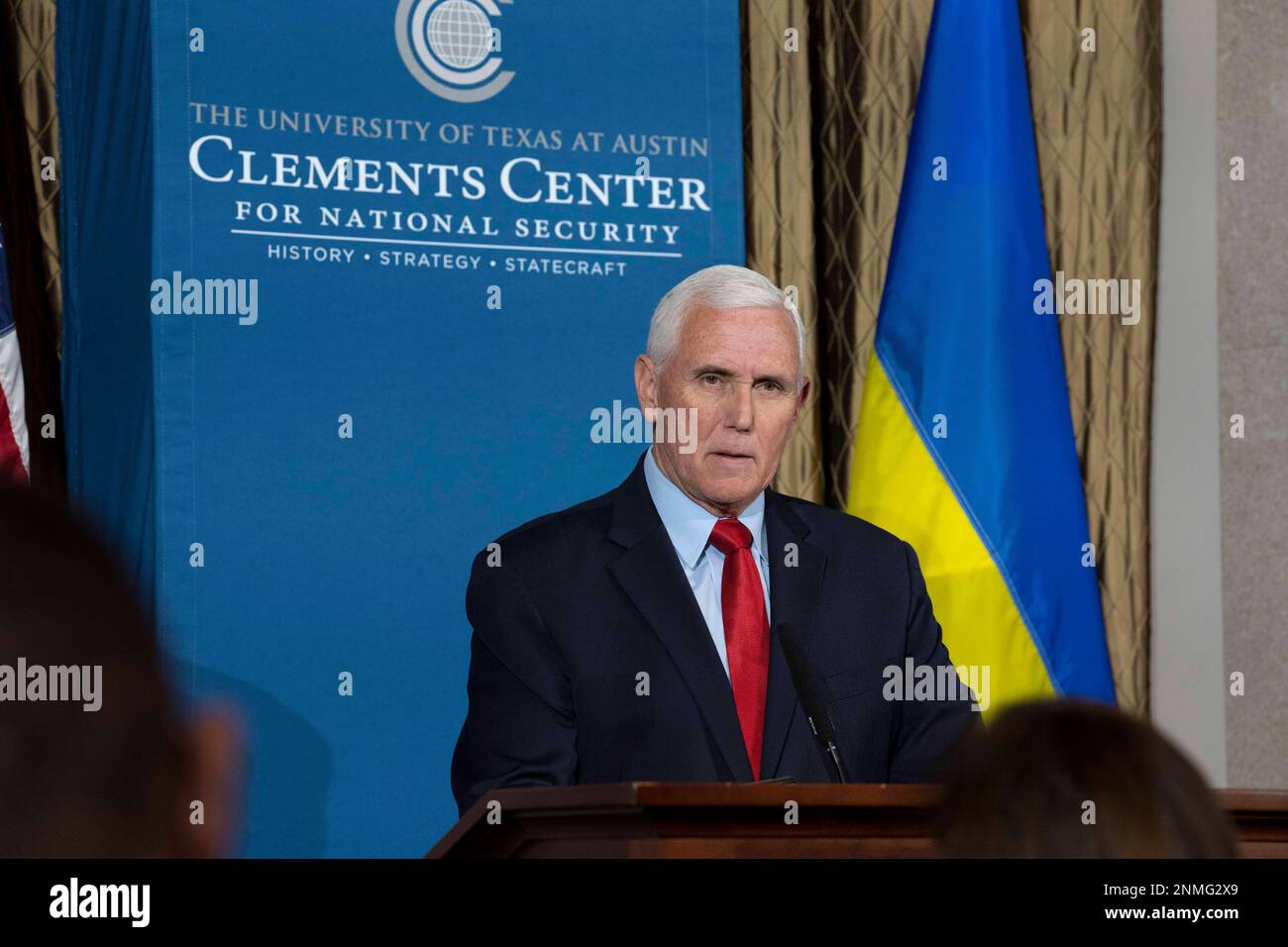 Austin Texas USA, Februar 24 2023: Der ehemalige US-Vizepräsident MIKE PENCE hält eine außenpolitische Rede zum Jahrestag des Krieges zwischen Russland und der Ukraine vor 100 Studenten und Professoren an der University of Texas auf dem Campus von Austin. Pence teilte seine Unterstützung für zusätzliche Hilfe für das vom Krieg zerrüttete Land und kritisierte amerikanische Führer auf beiden Seiten des Ganges. Kredit: Bob Daemmrich/Alamy Live News Stockfoto